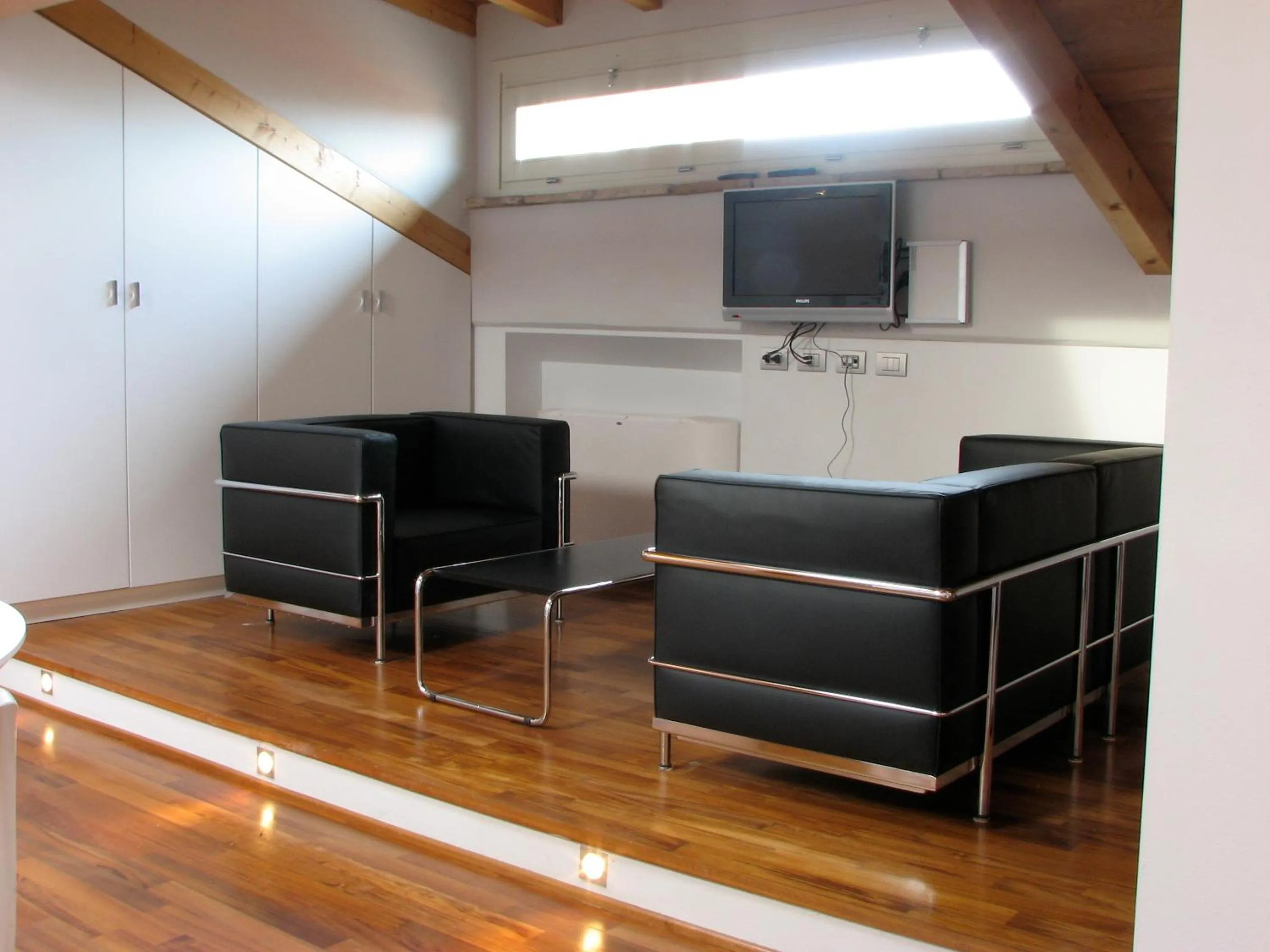 TV and multimedia in Parizzi Suites & Restaurant