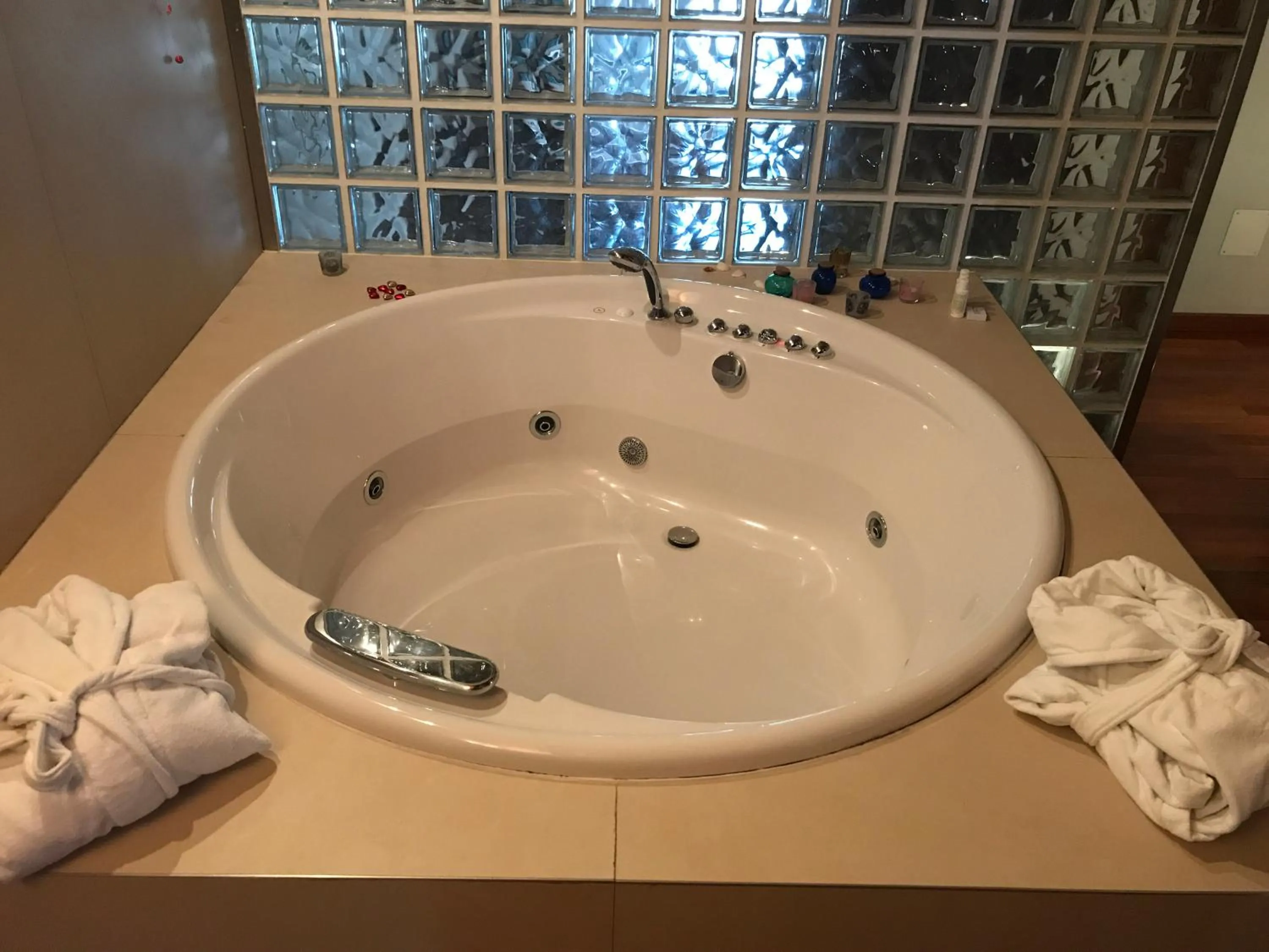 Hot Tub in Parizzi Suites & Restaurant