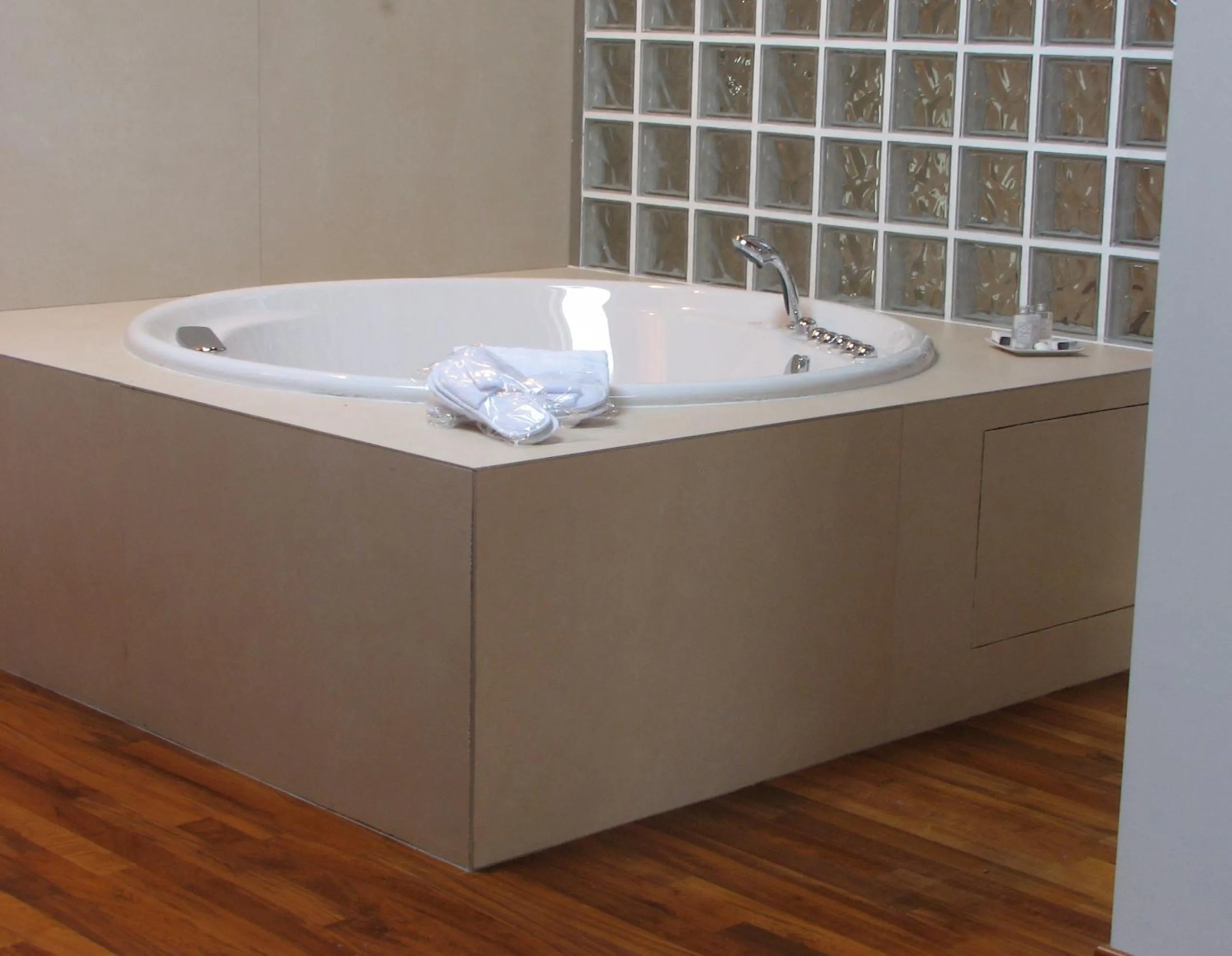 Bathroom in Parizzi Suites & Restaurant