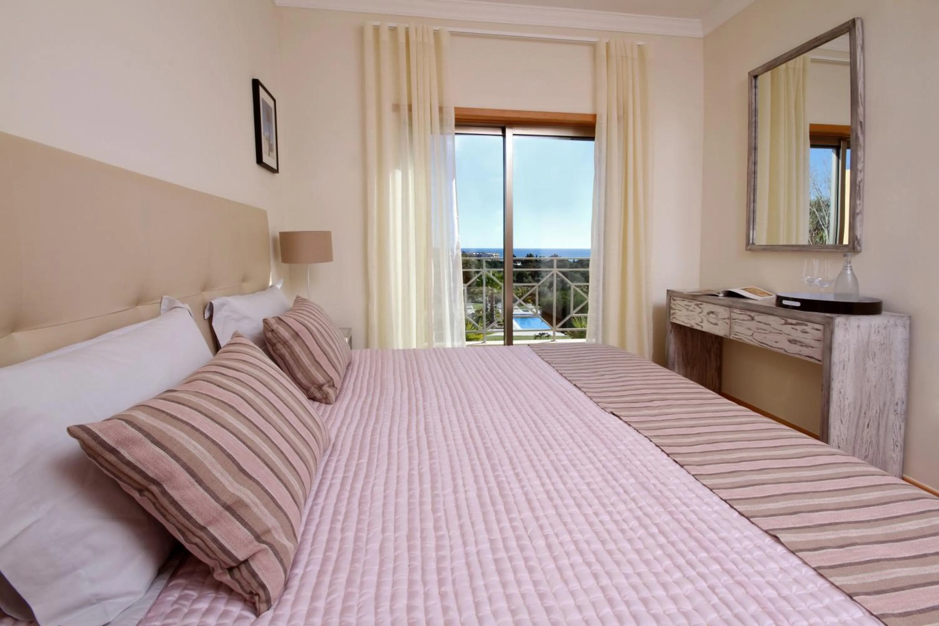 Bed in Pinheiros da Balaia Villas