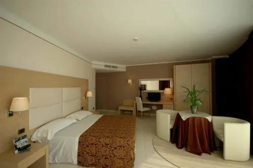 Photo of the whole room, Bed in Mediterraneo Palace Hotel