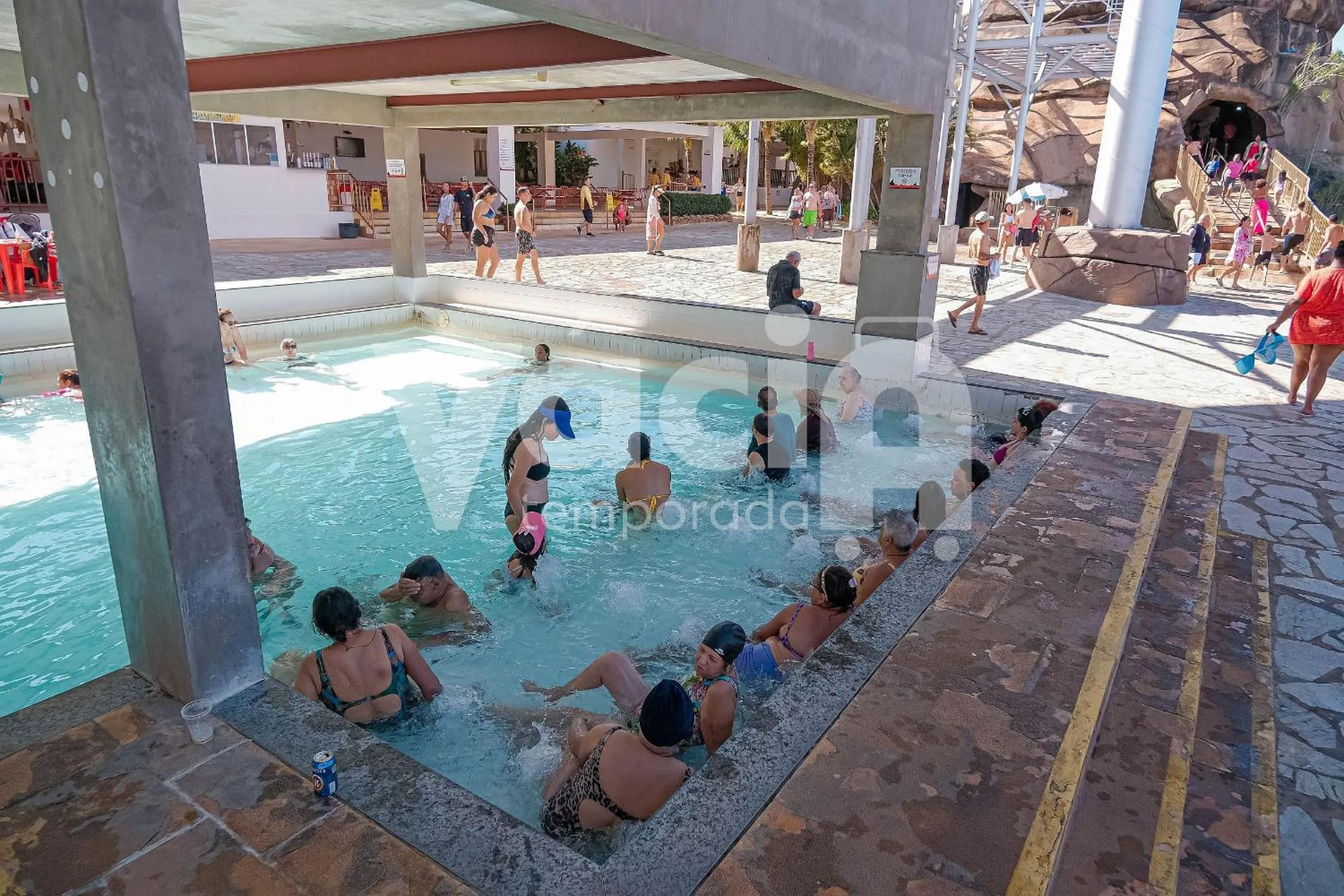 Hot Spring Bath in Piazza diRoma - VaciaTemporada