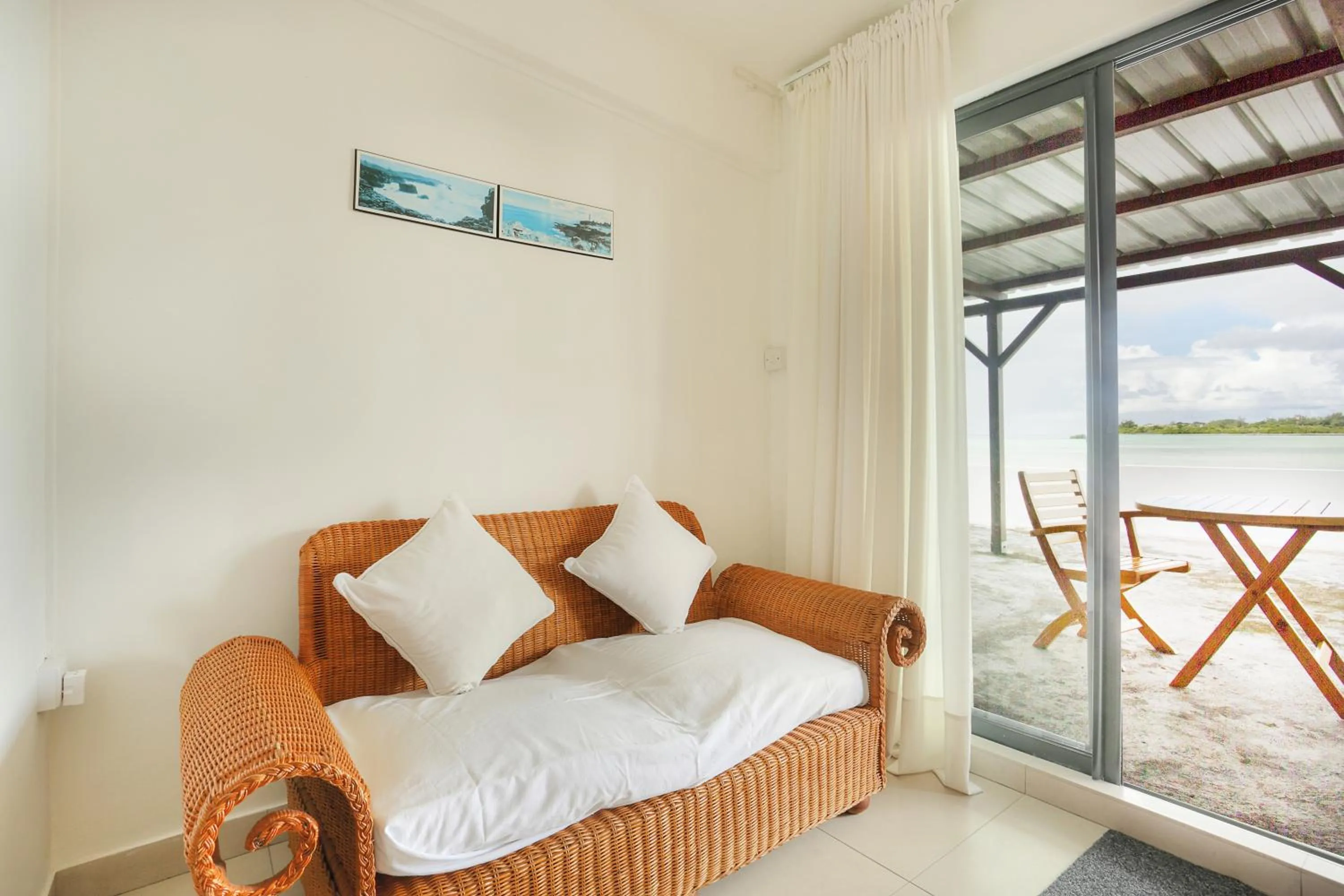 Seating area, Bed in Auberge SeaFever