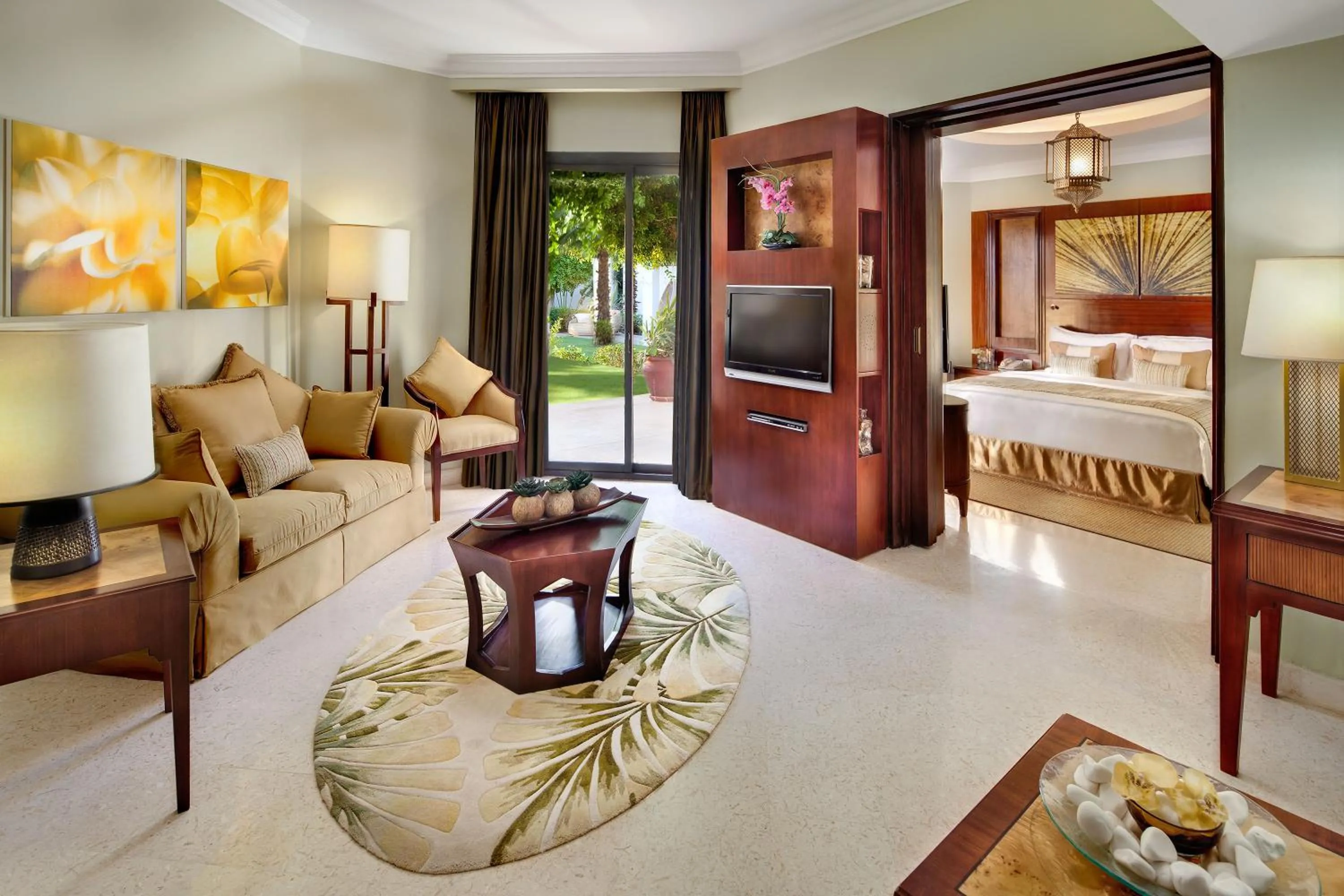 Swimming pool, Bed in Hilton Luxor Resort & Spa