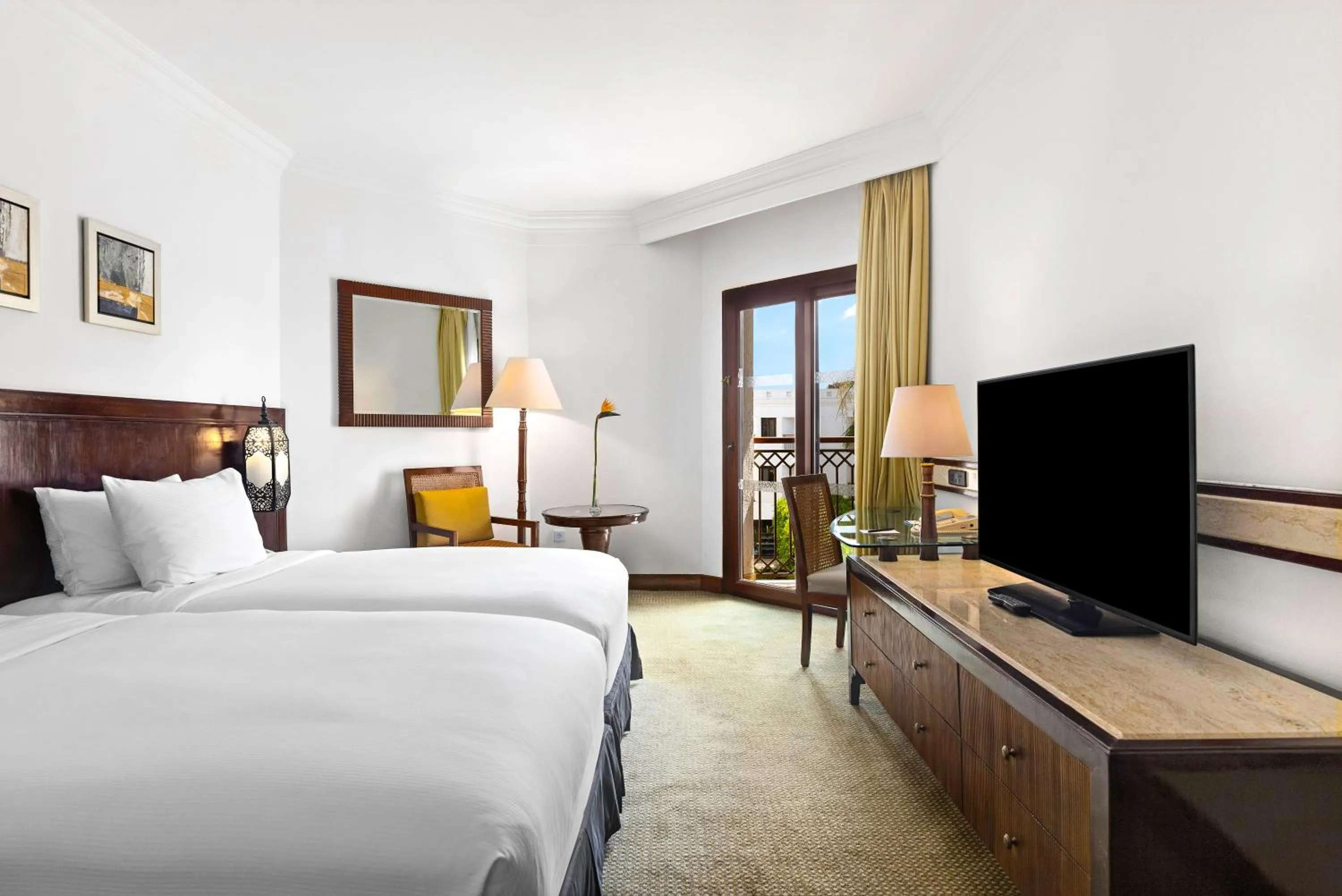 Coffee/tea facilities, Bed in Hilton Luxor Resort & Spa