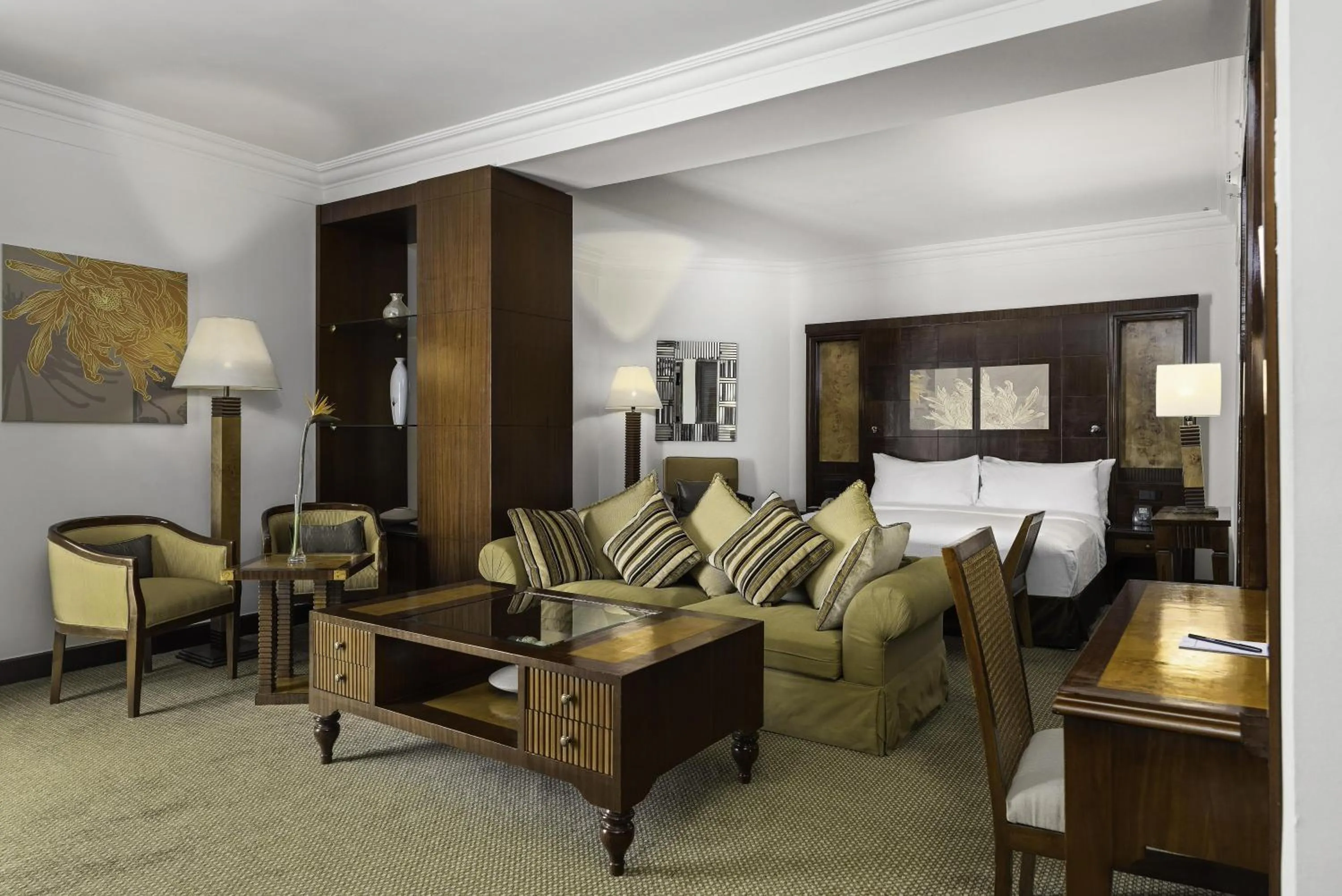 Living room, Bed in Hilton Luxor Resort & Spa