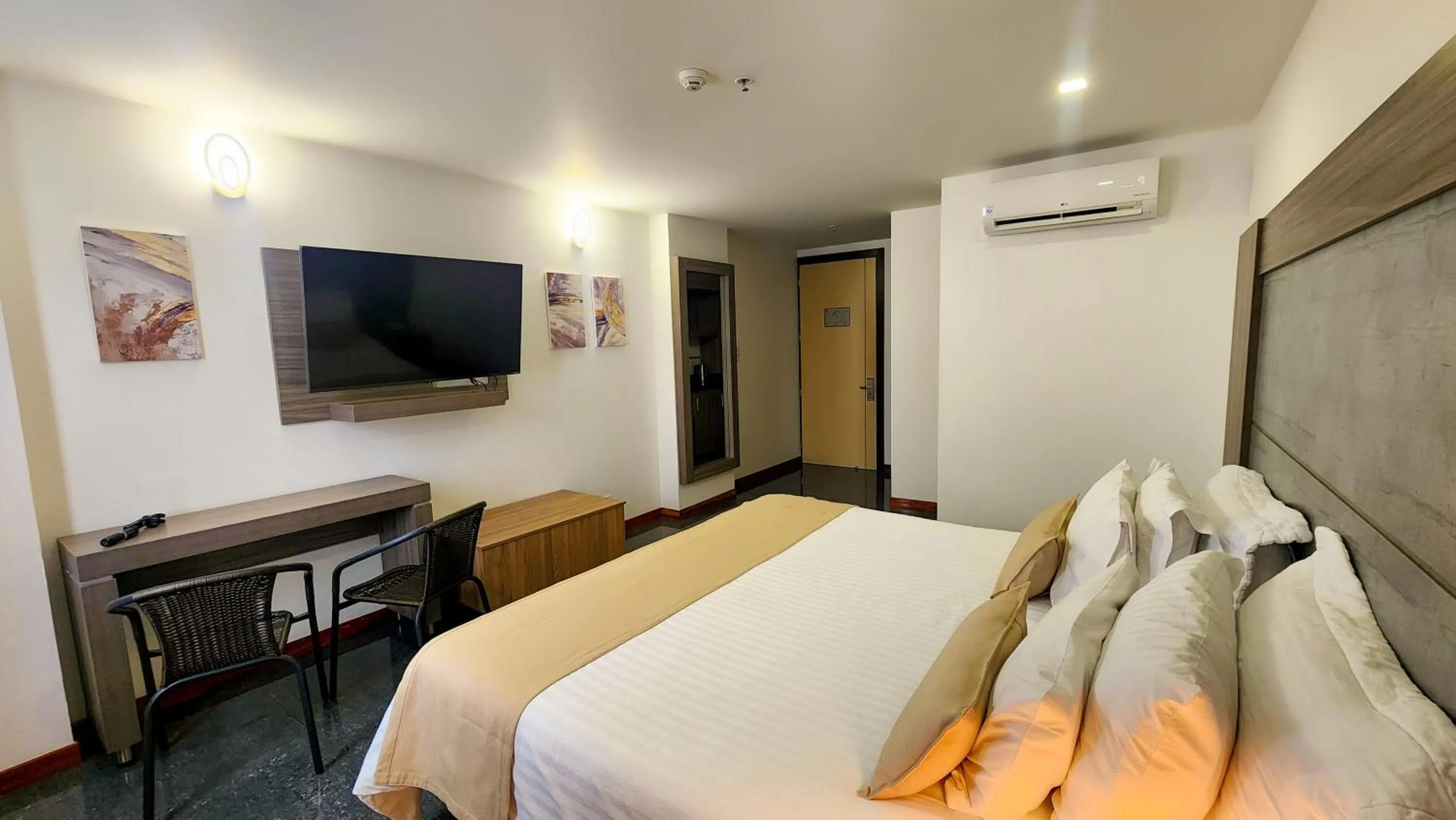 Bed in BE Suites Hotel Cali