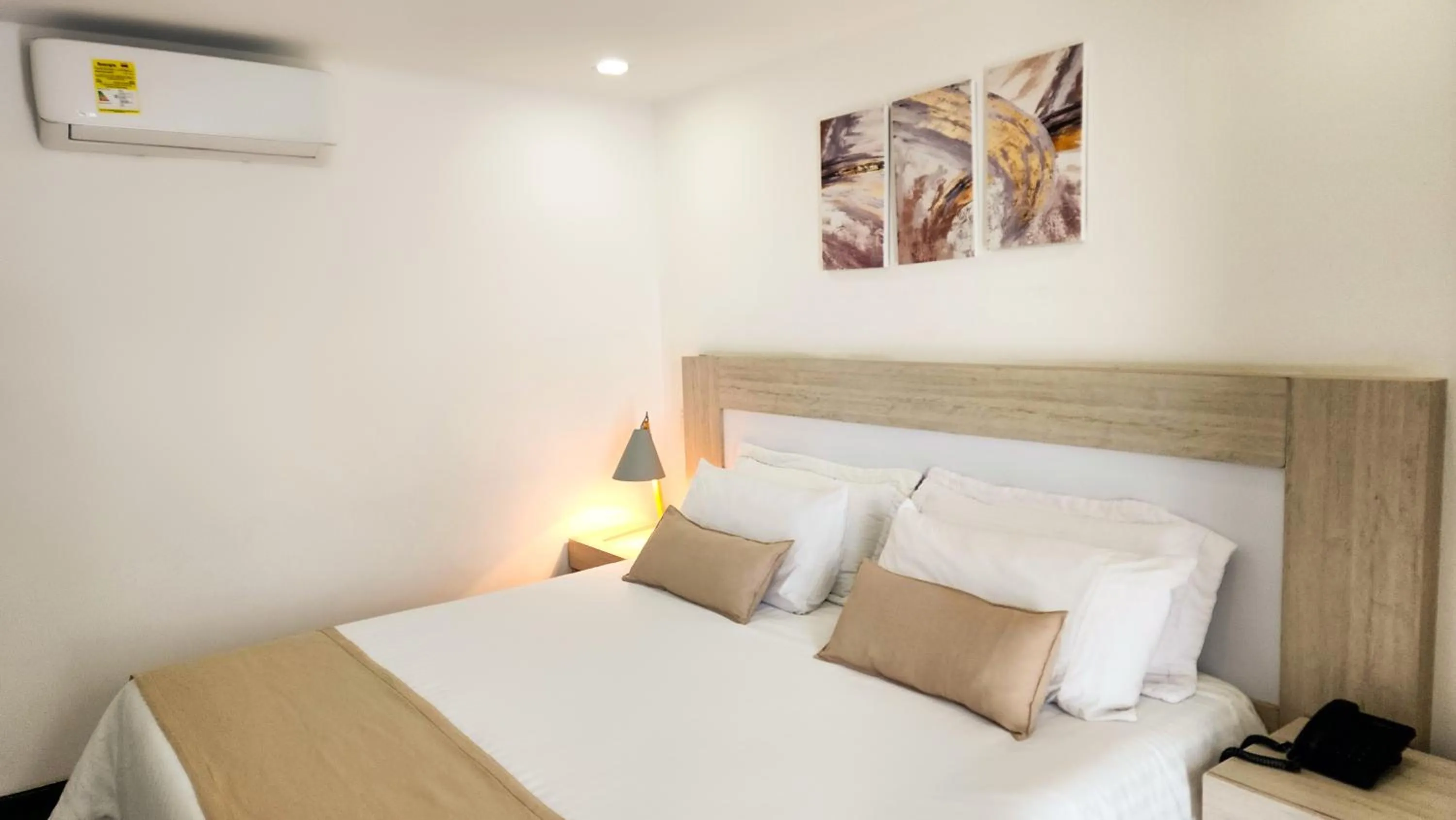 Bed in BE Suites Hotel Cali