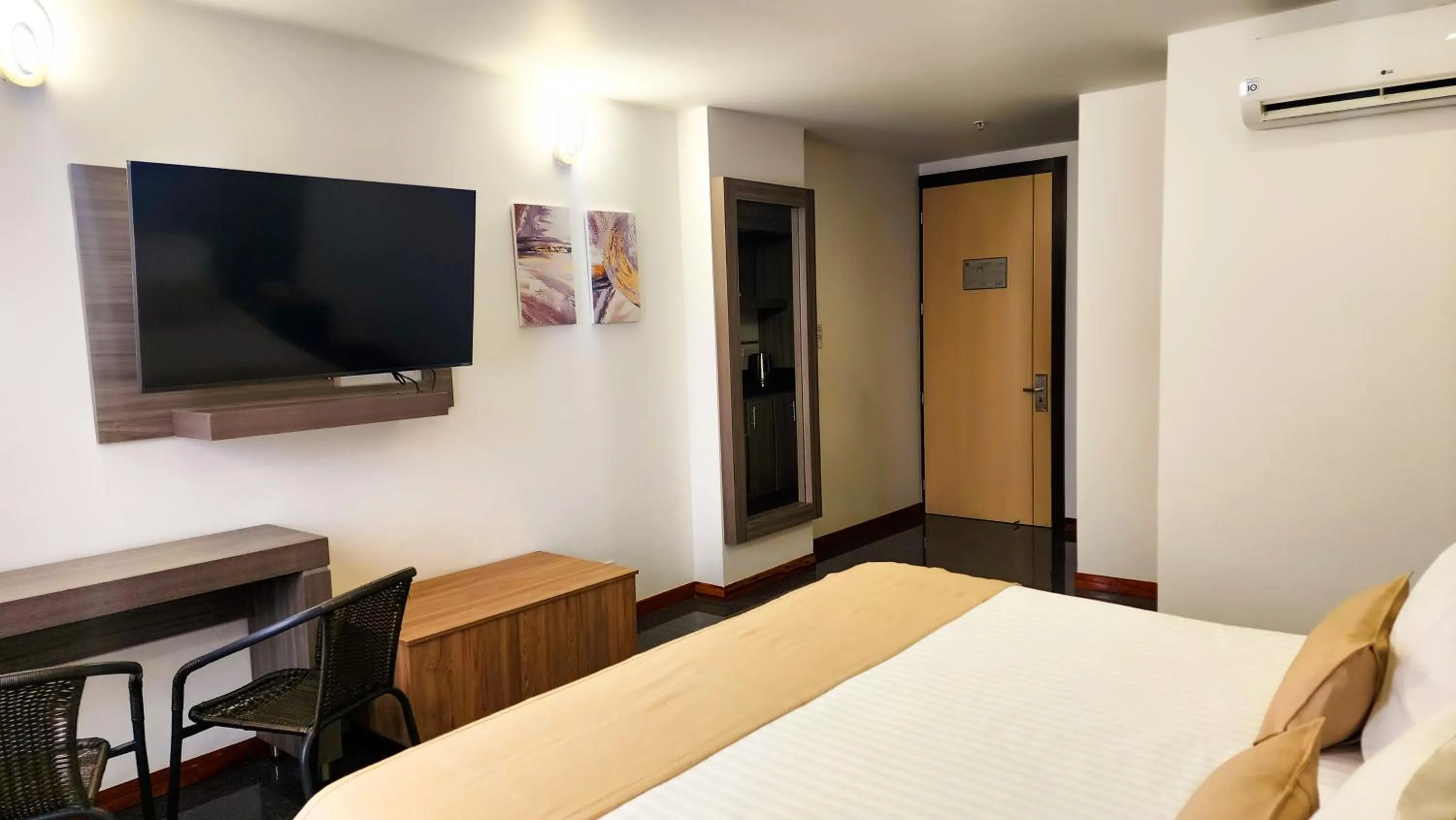 Bed in BE Suites Hotel Cali