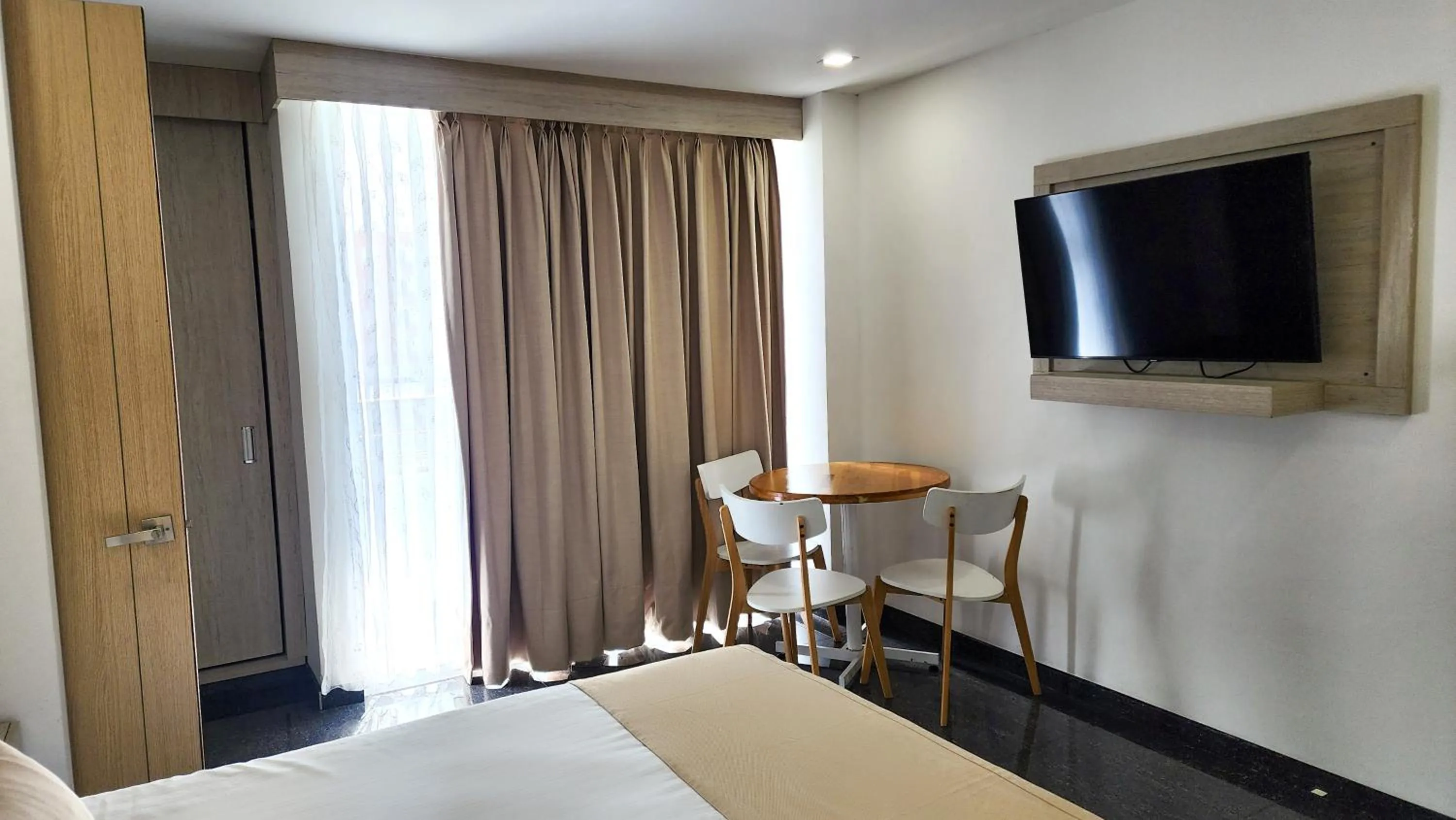 Bed in BE Suites Hotel Cali