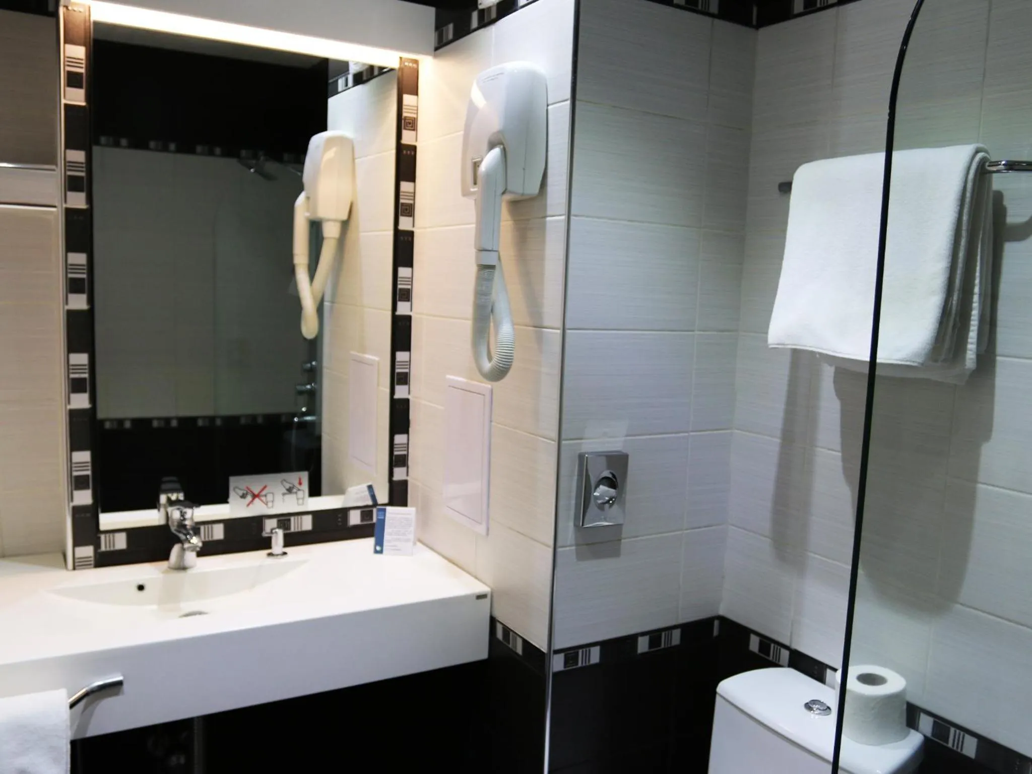 Bathroom in Aqua Varvara Hotel