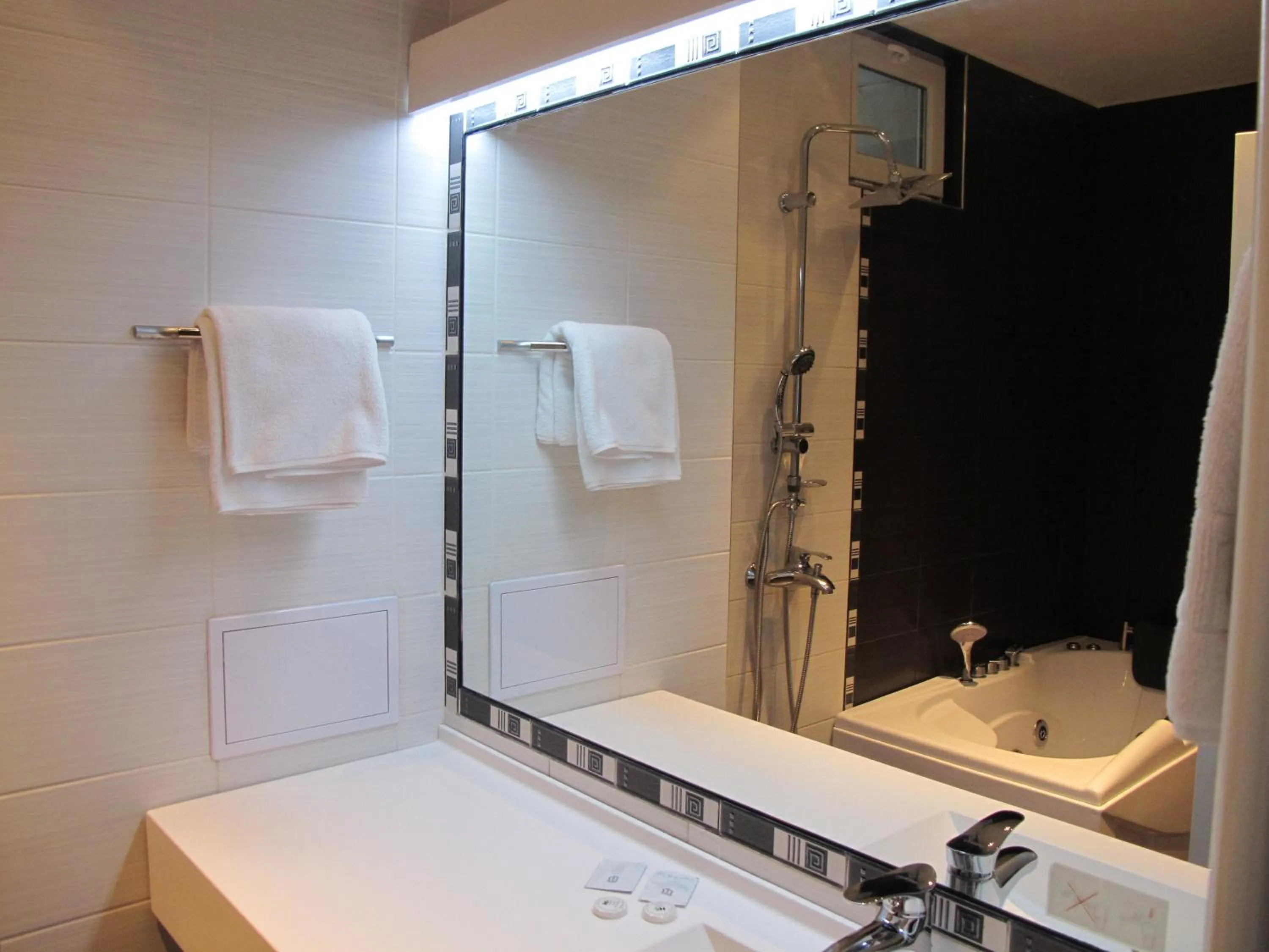 Bathroom in Aqua Varvara Hotel