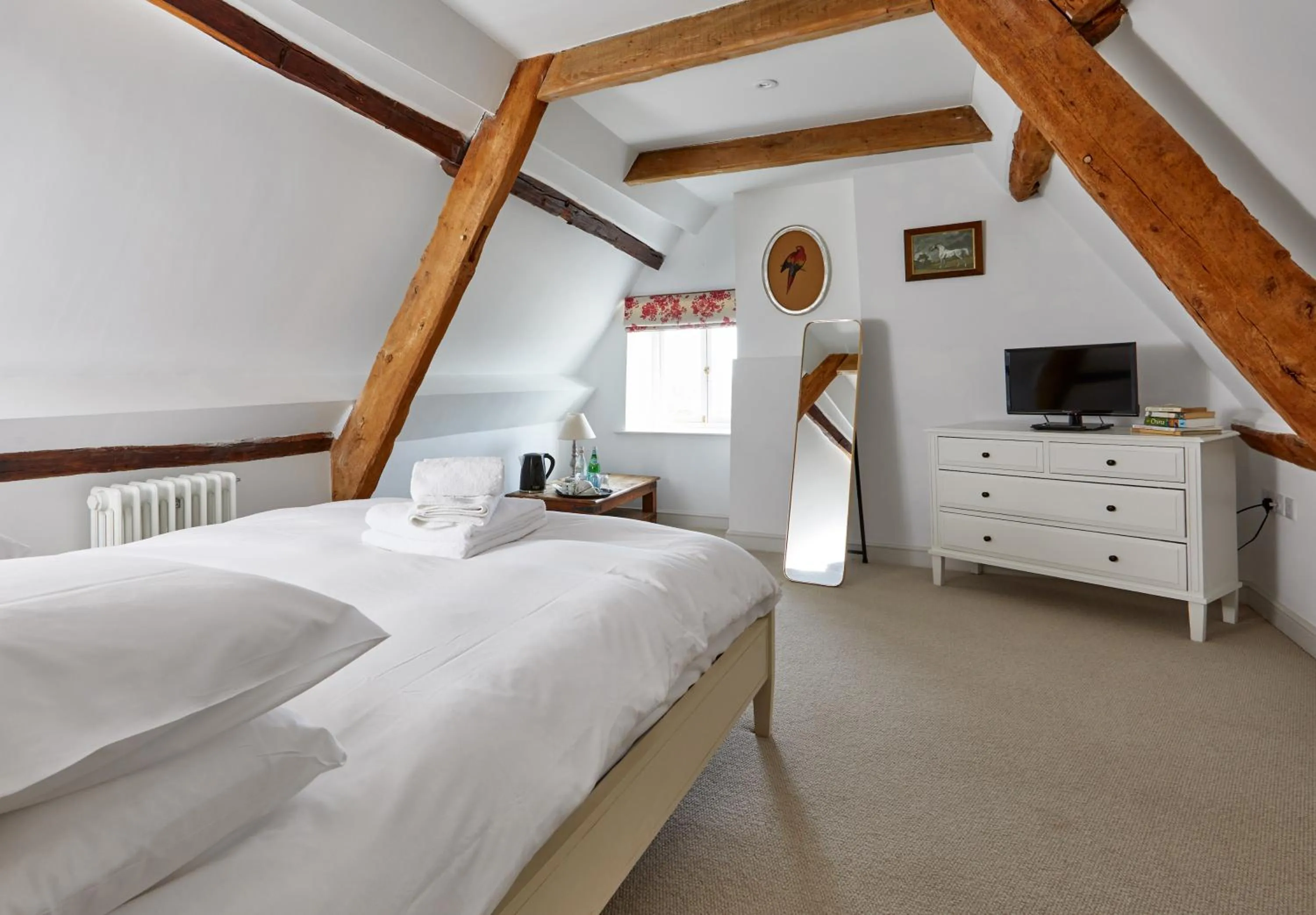 Photo of the whole room, Bed in The George Inn