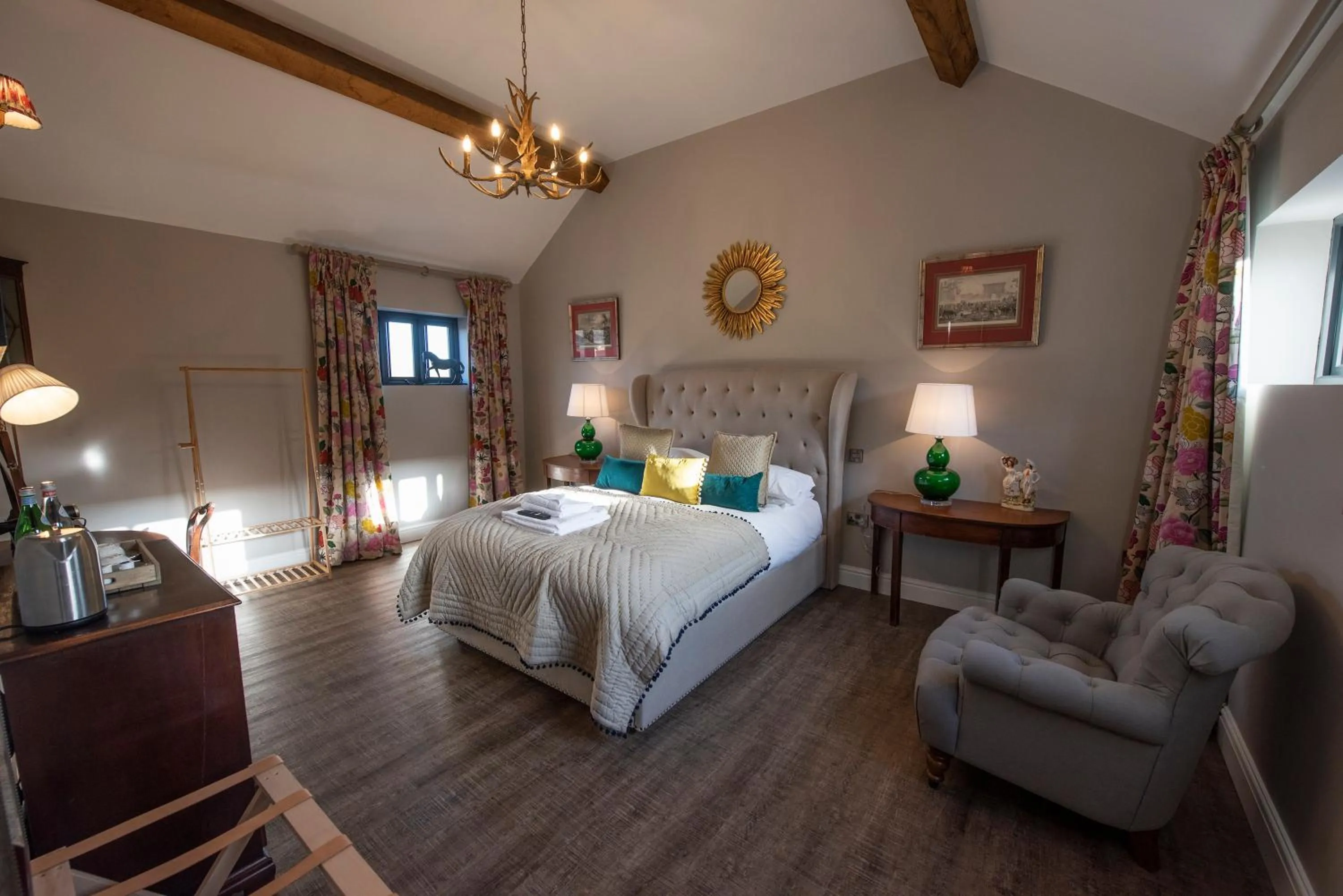 Photo of the whole room, Bed in The George Inn