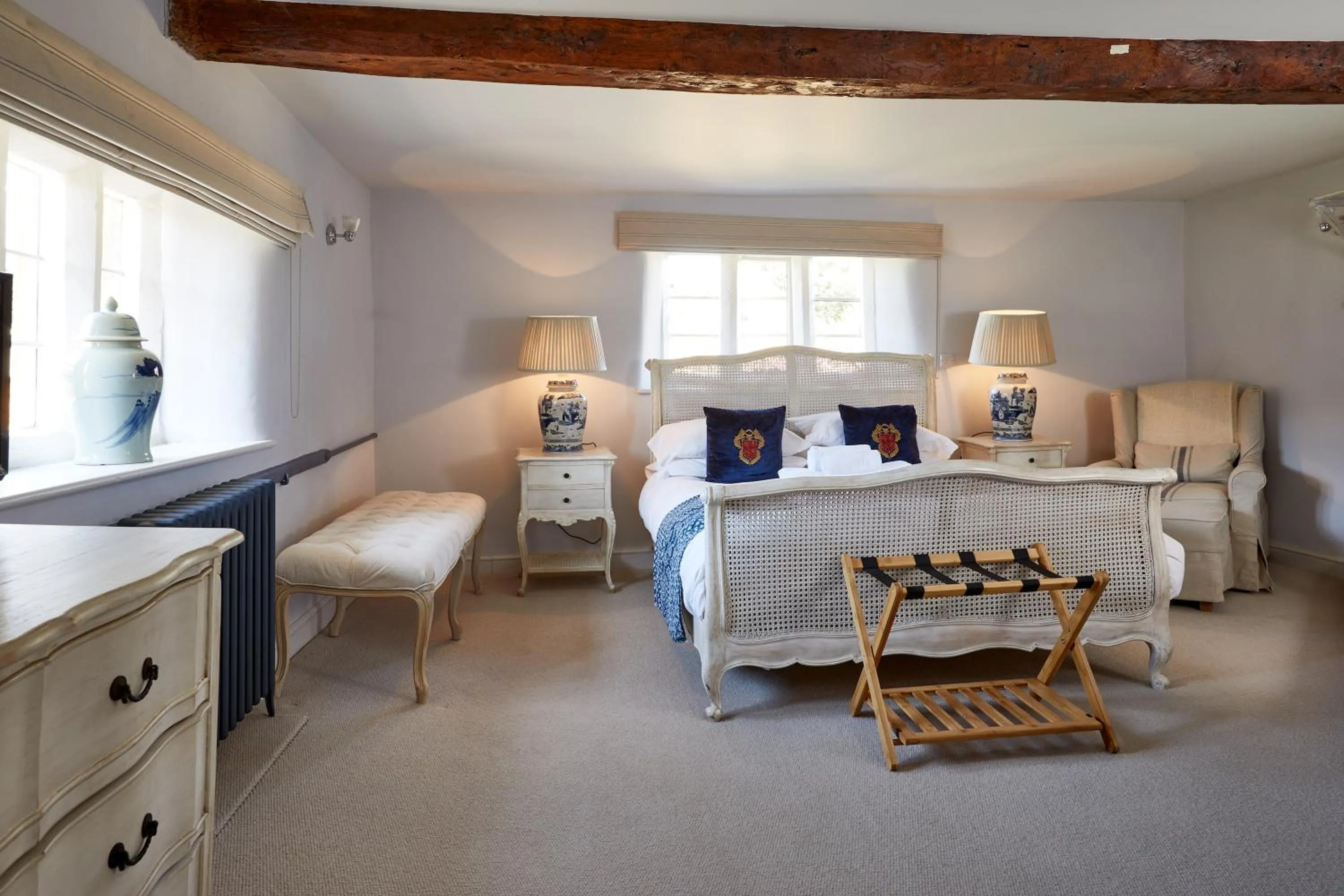 Living room, Bed in The George Inn