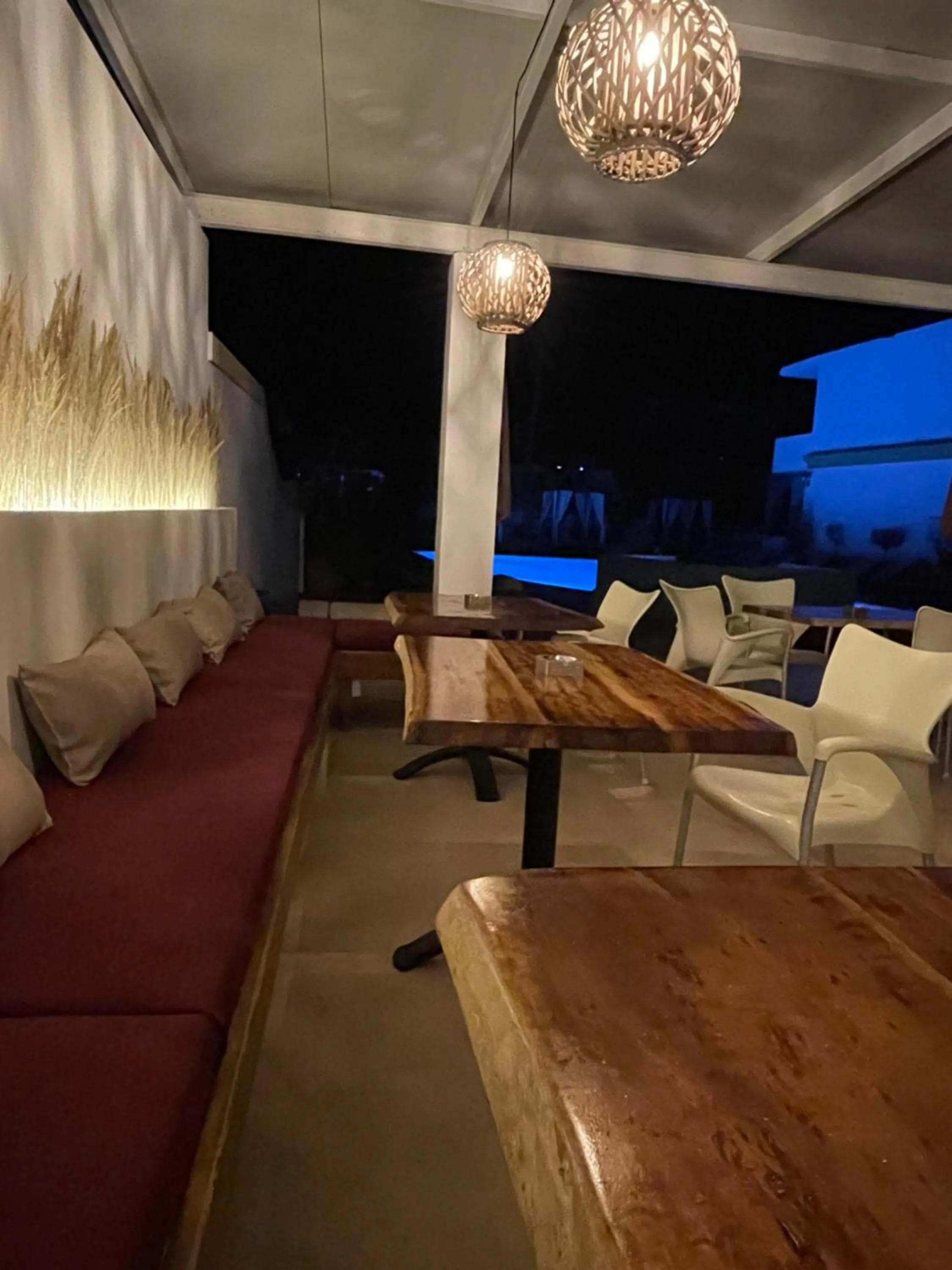 Restaurant/places to eat in Oasis Beach Club