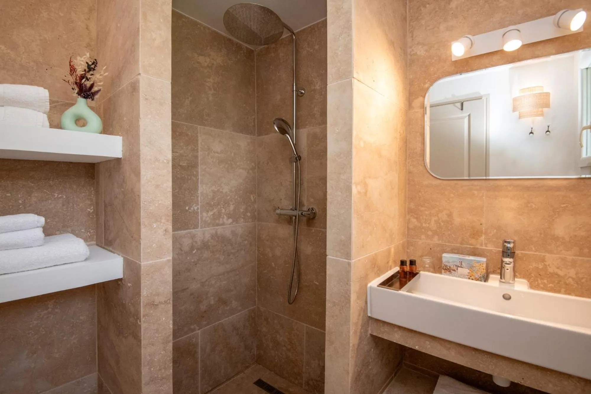 Shower in Hotel Les Messugues