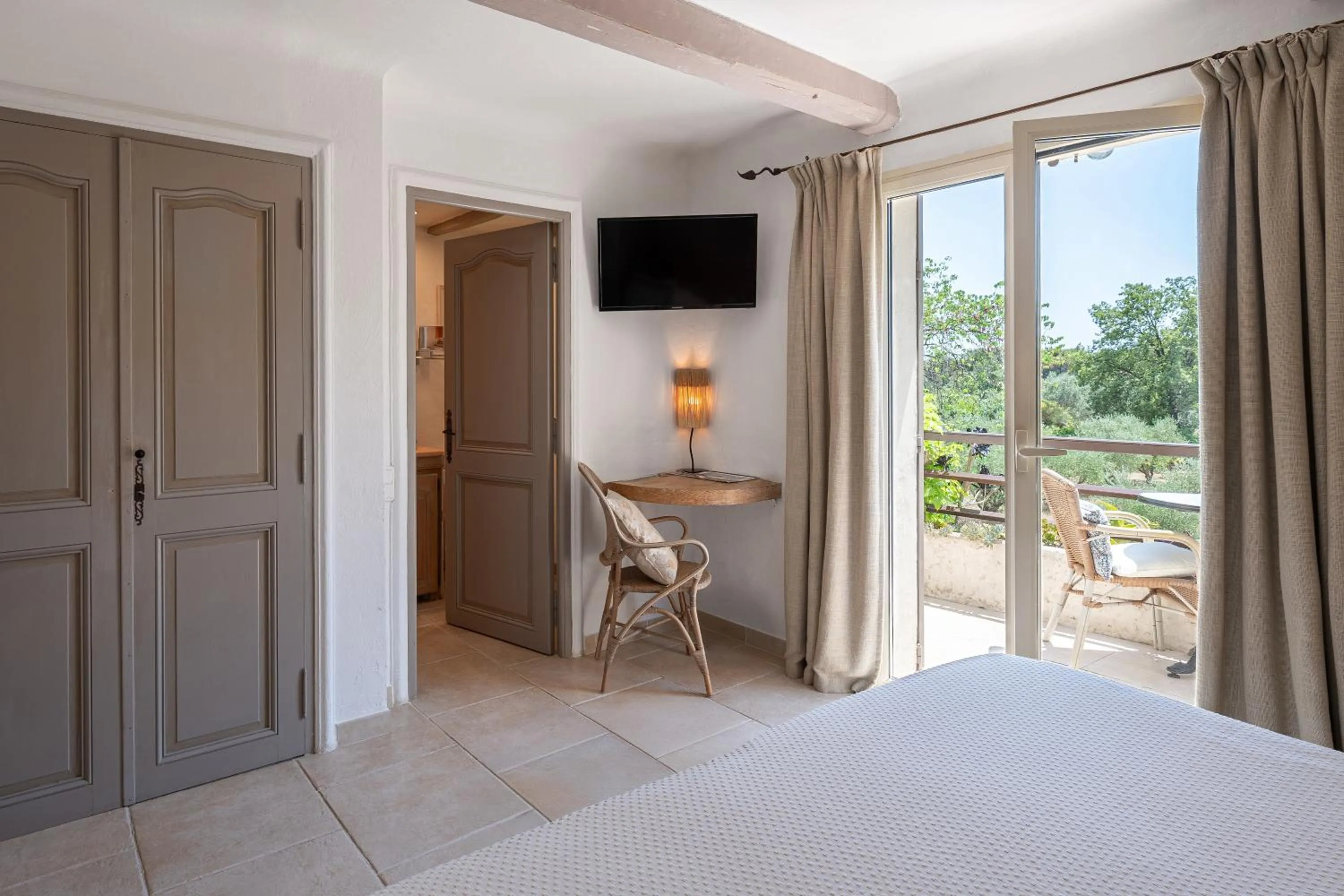 Bed in Hotel Les Messugues