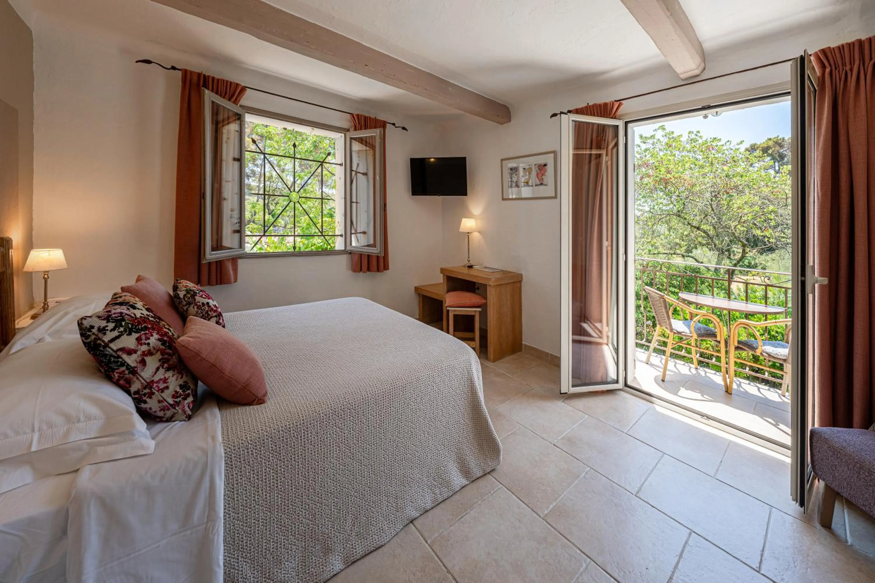 Bed in Hotel Les Messugues