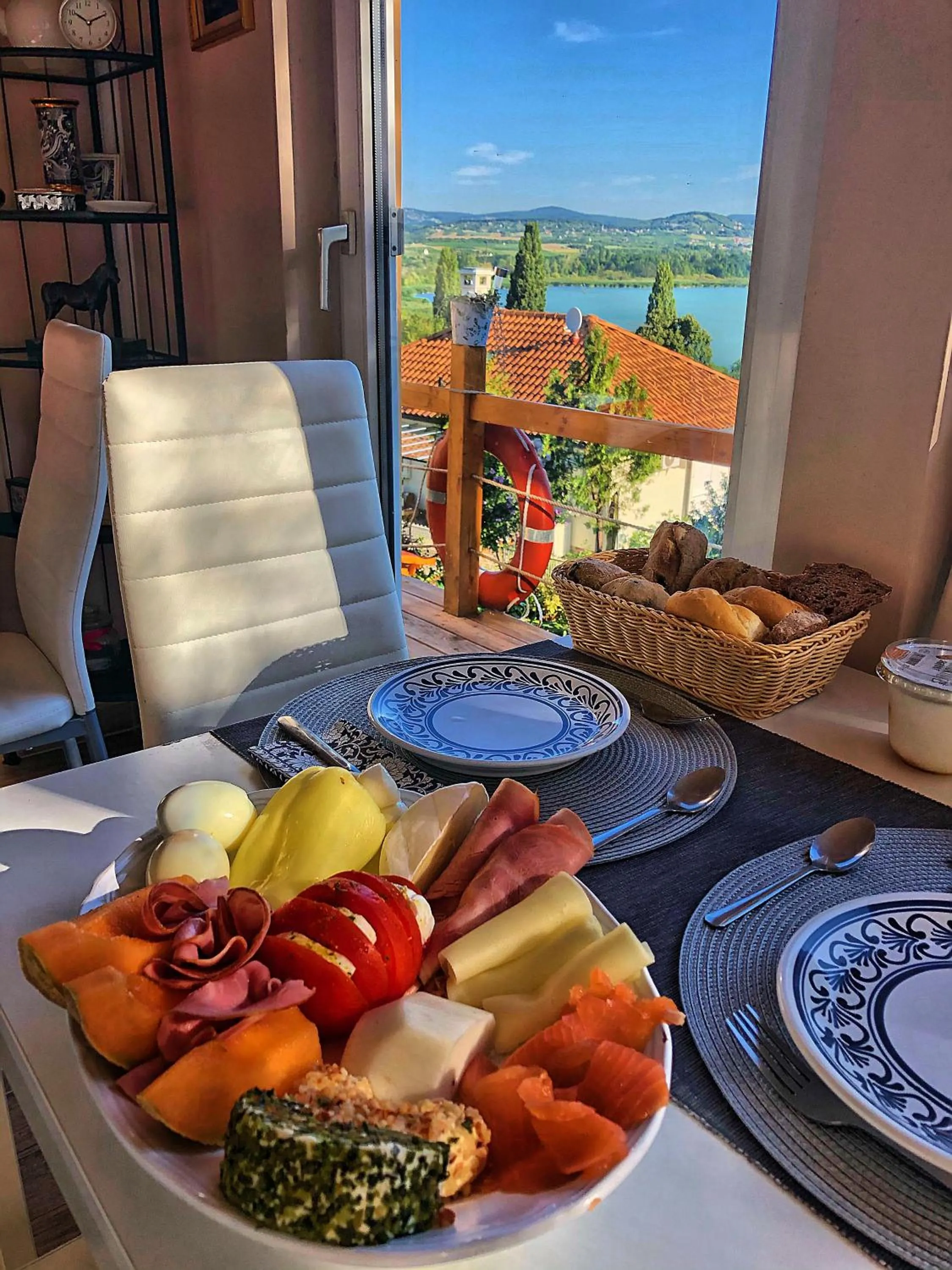 Food and drinks in Villa Borostyán