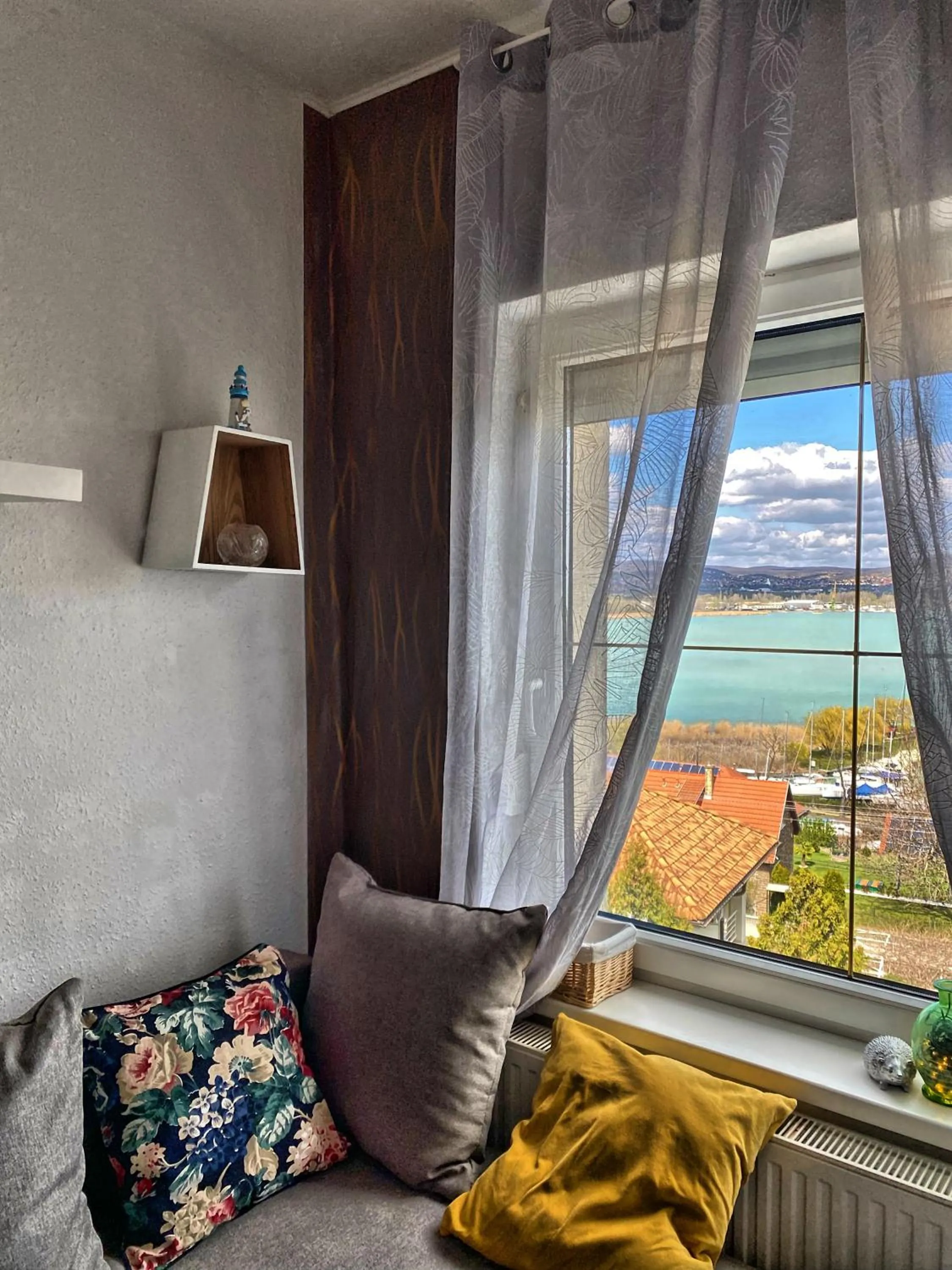 Lake view, Bed in Villa Borostyán