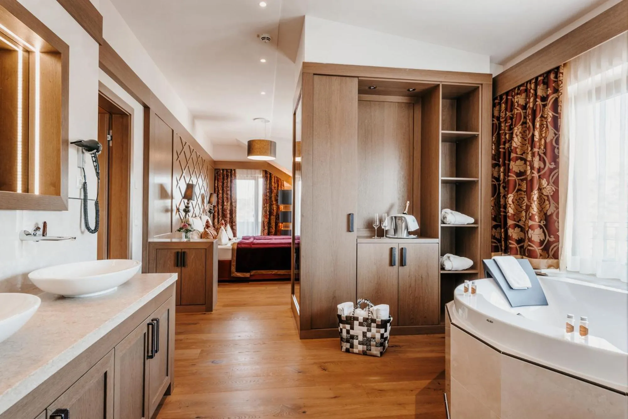 Photo of the whole room, Bed in Der Eisvogel - Wellness- & Genusshotel