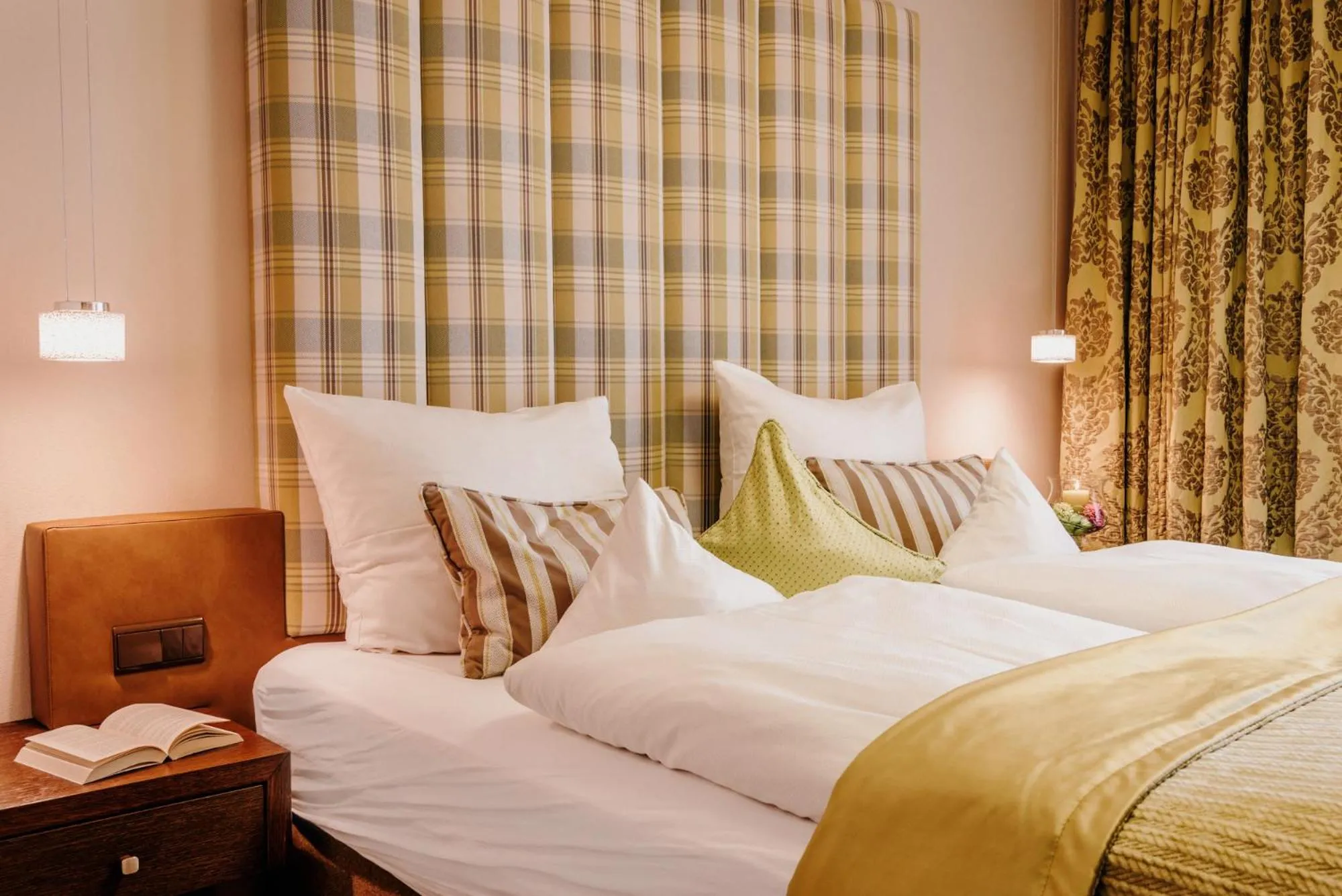 Photo of the whole room, Bed in Der Eisvogel - Wellness- & Genusshotel