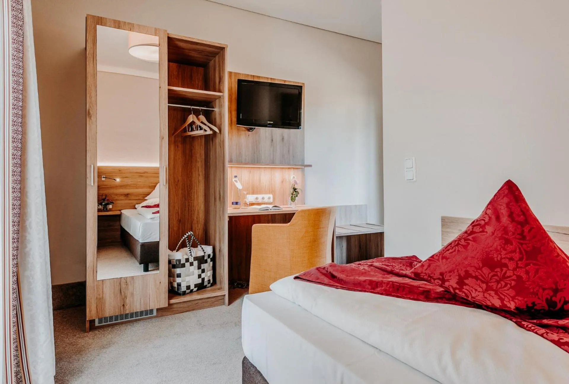 Photo of the whole room, Bed in Der Eisvogel - Wellness- & Genusshotel