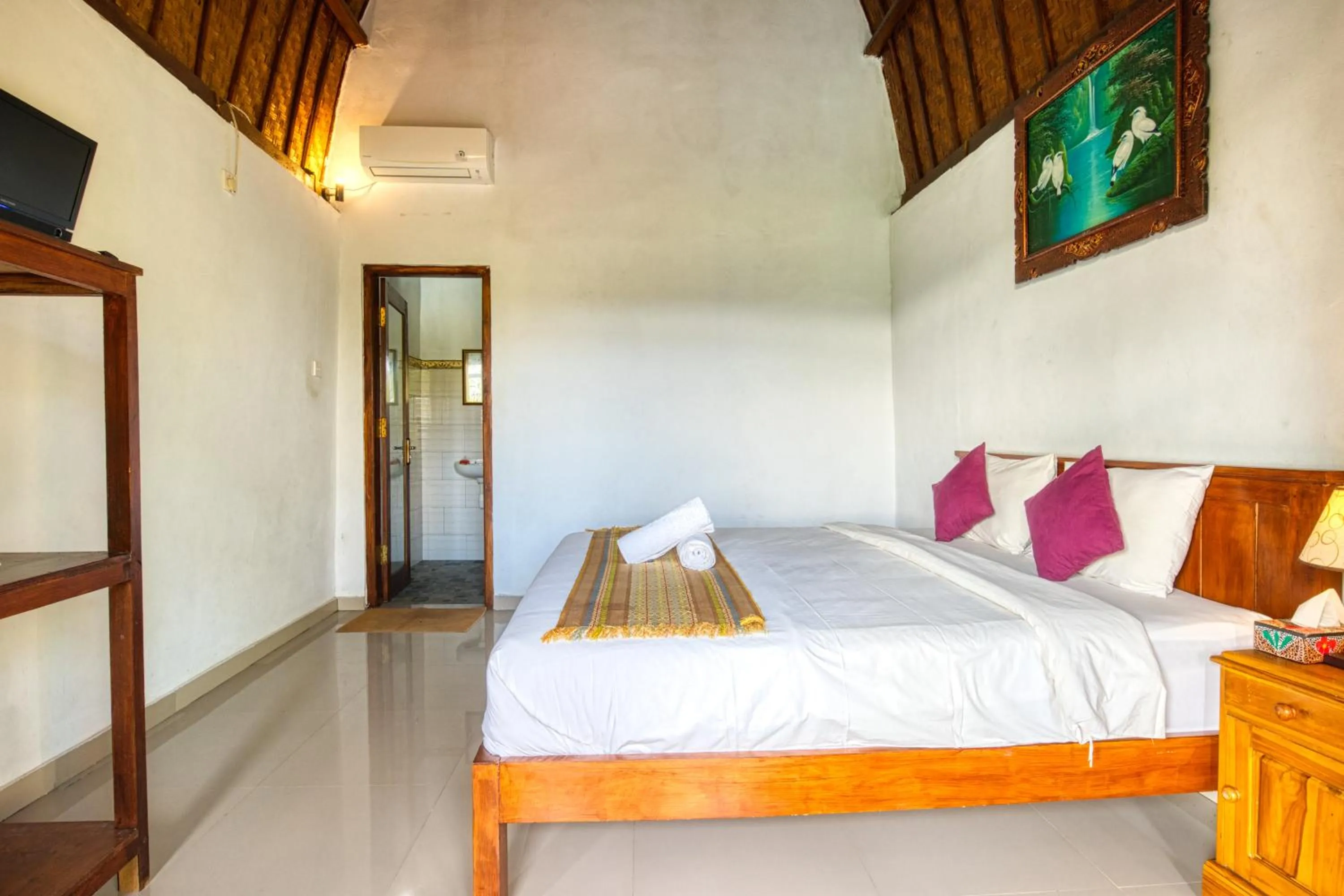 Photo of the whole room, Bed in The Mountain Cottage