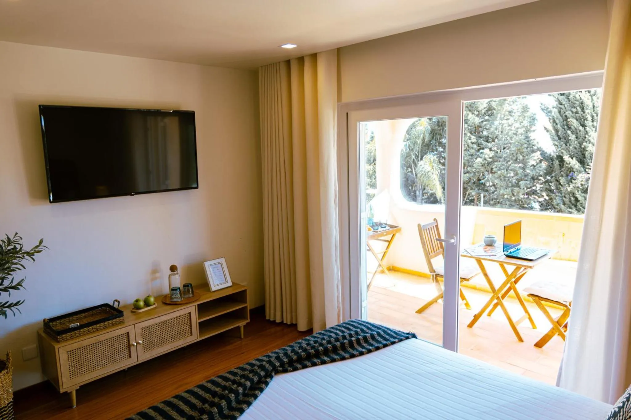 TV and multimedia in Green Moments Guest House Portimão