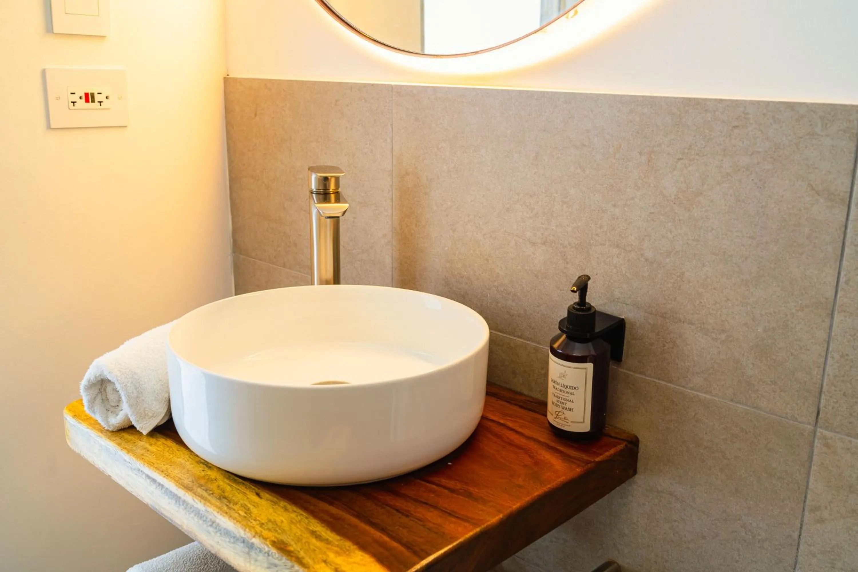 Bathroom in Hotel Cocoliso Island Resort