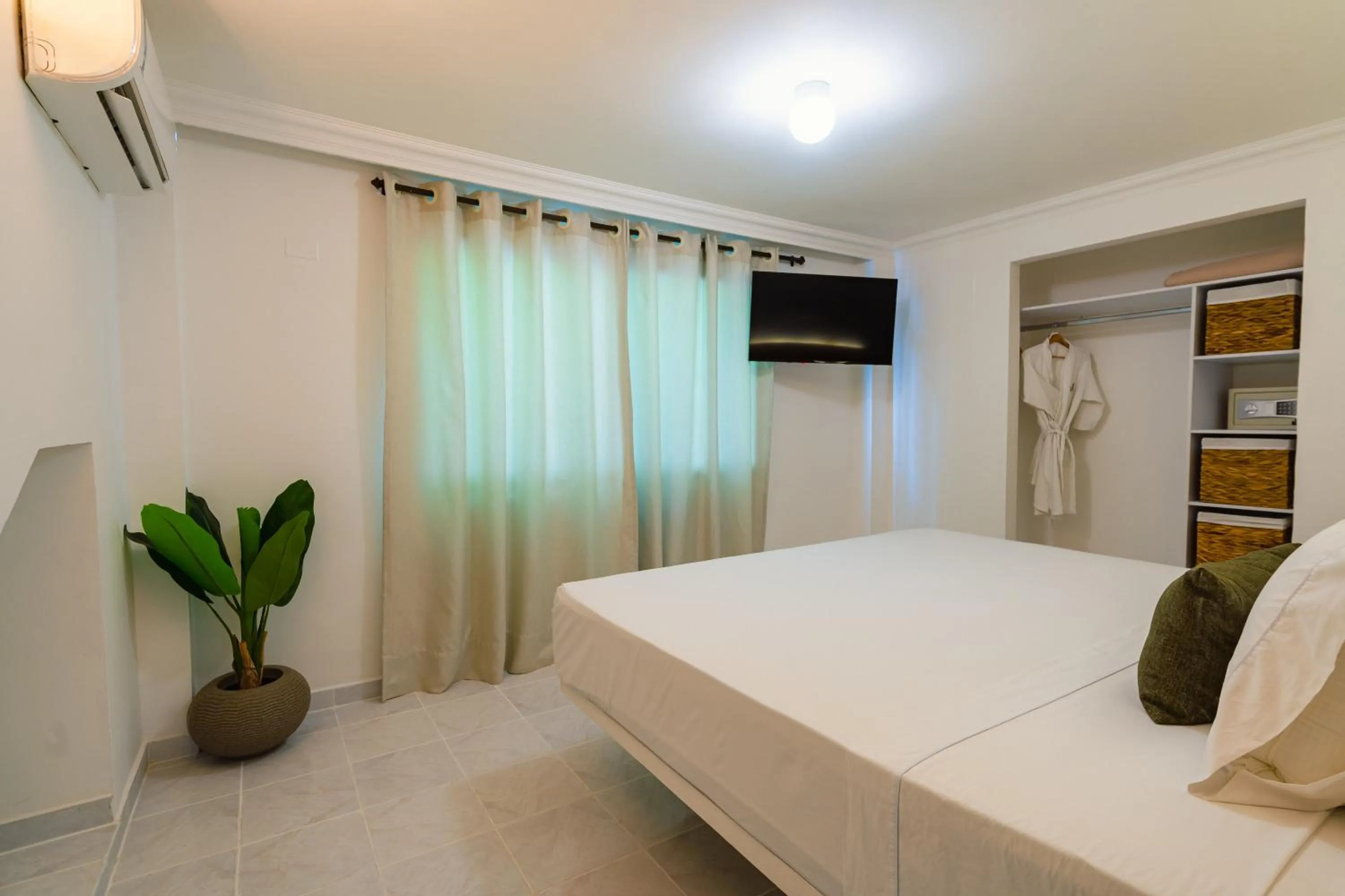 TV and multimedia, Bed in Hotel Cocoliso Island Resort