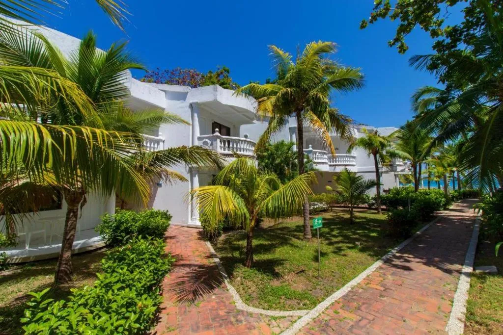 Property building in Hotel Cocoliso Island Resort