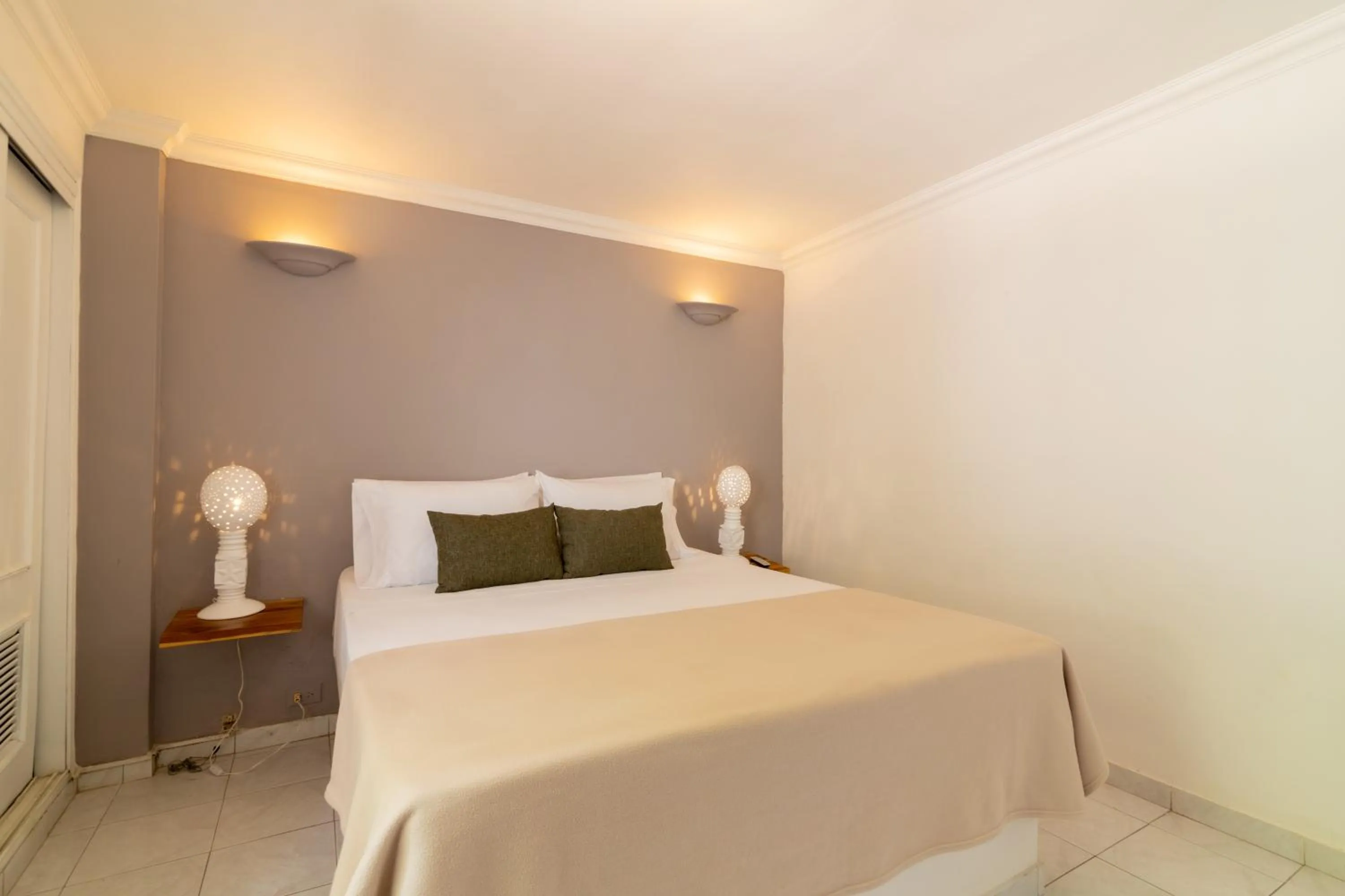 Bed in Hotel Cocoliso Island Resort