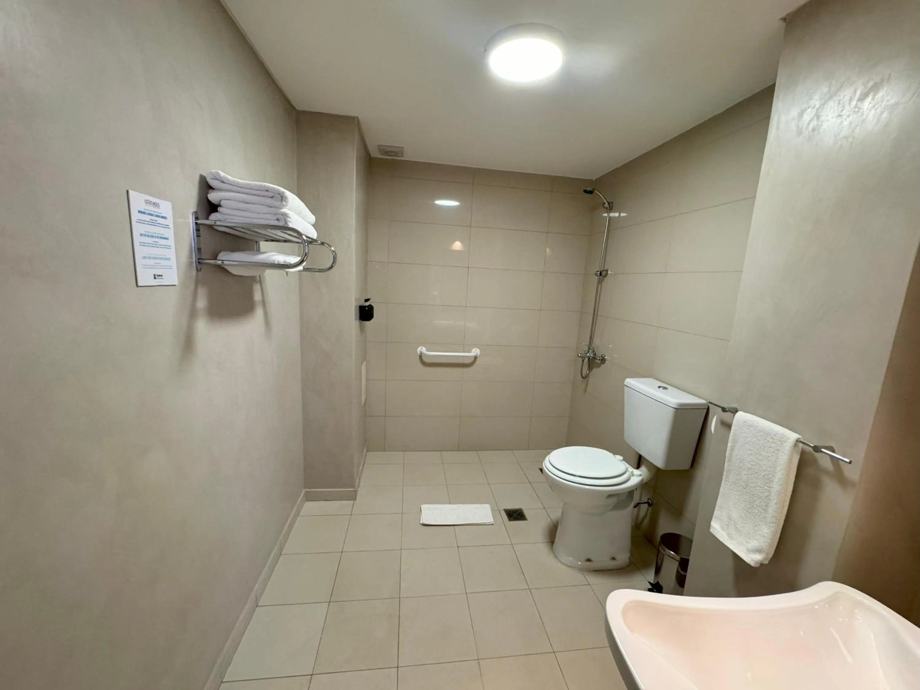 Shower in Guemes Hotel & Spa