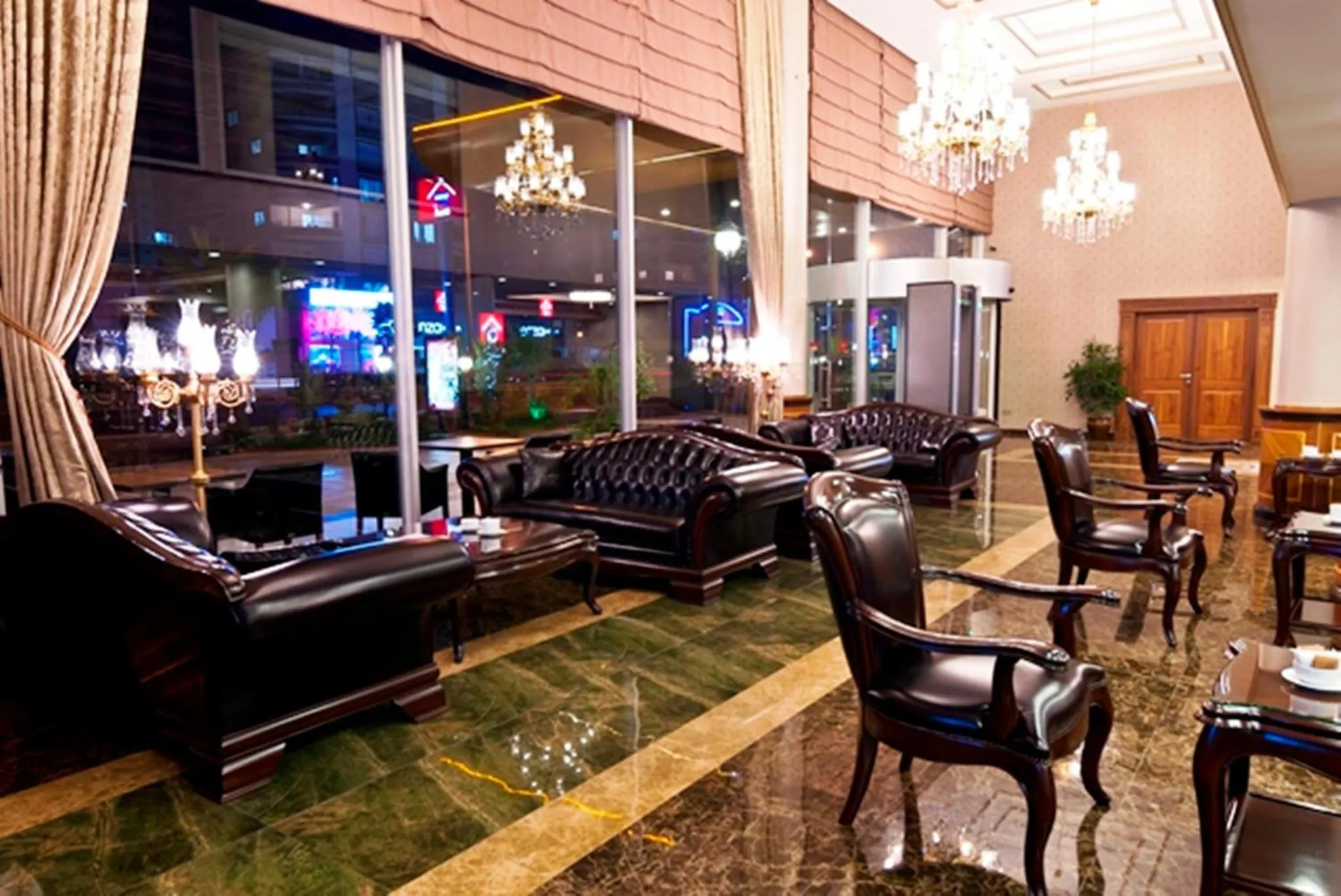 Communal lounge/ TV room in Yücesoy Liva Hotel Spa & Convention Center Mersin