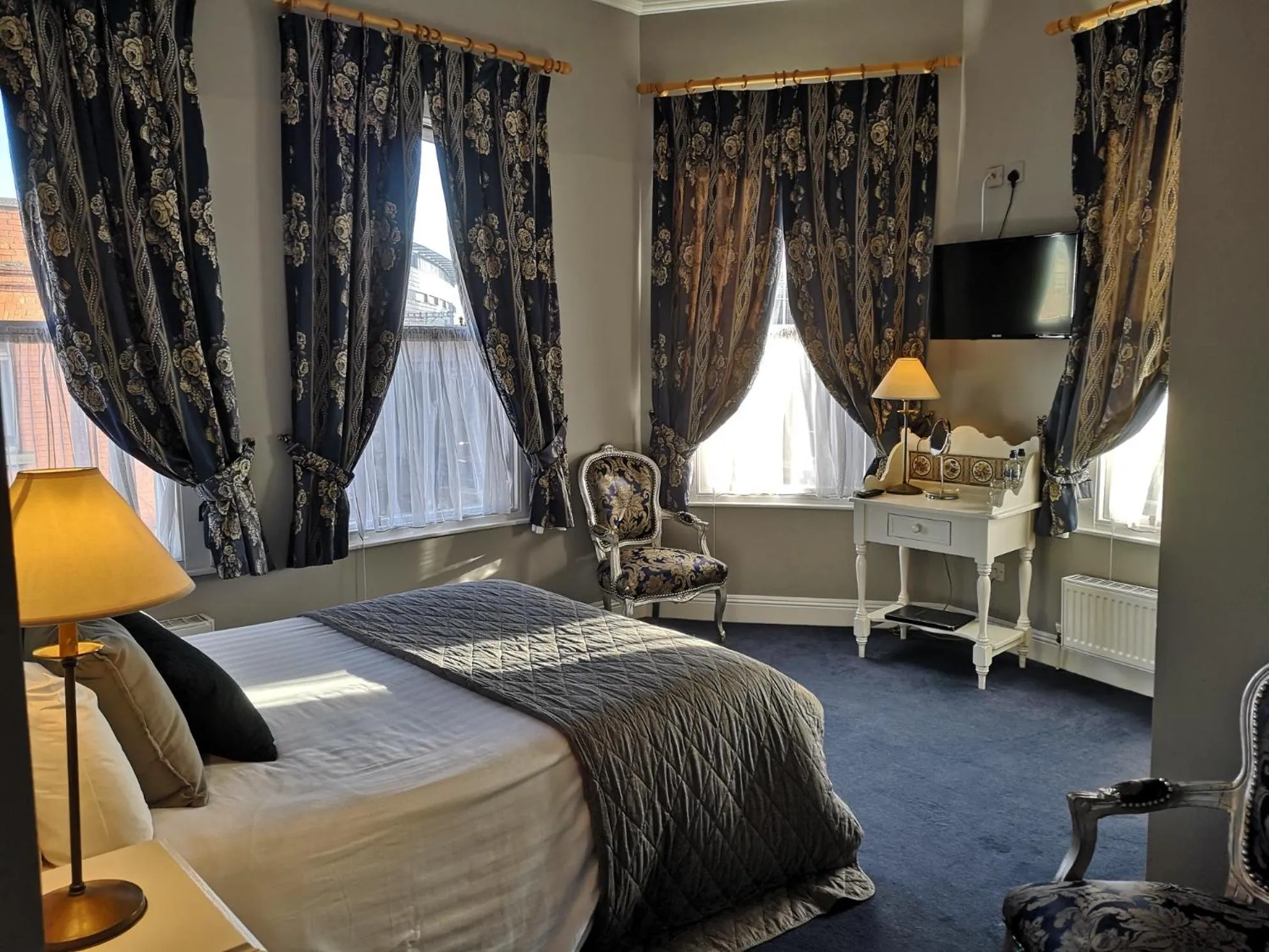 Bed in O'Neills Victorian Pub & Townhouse