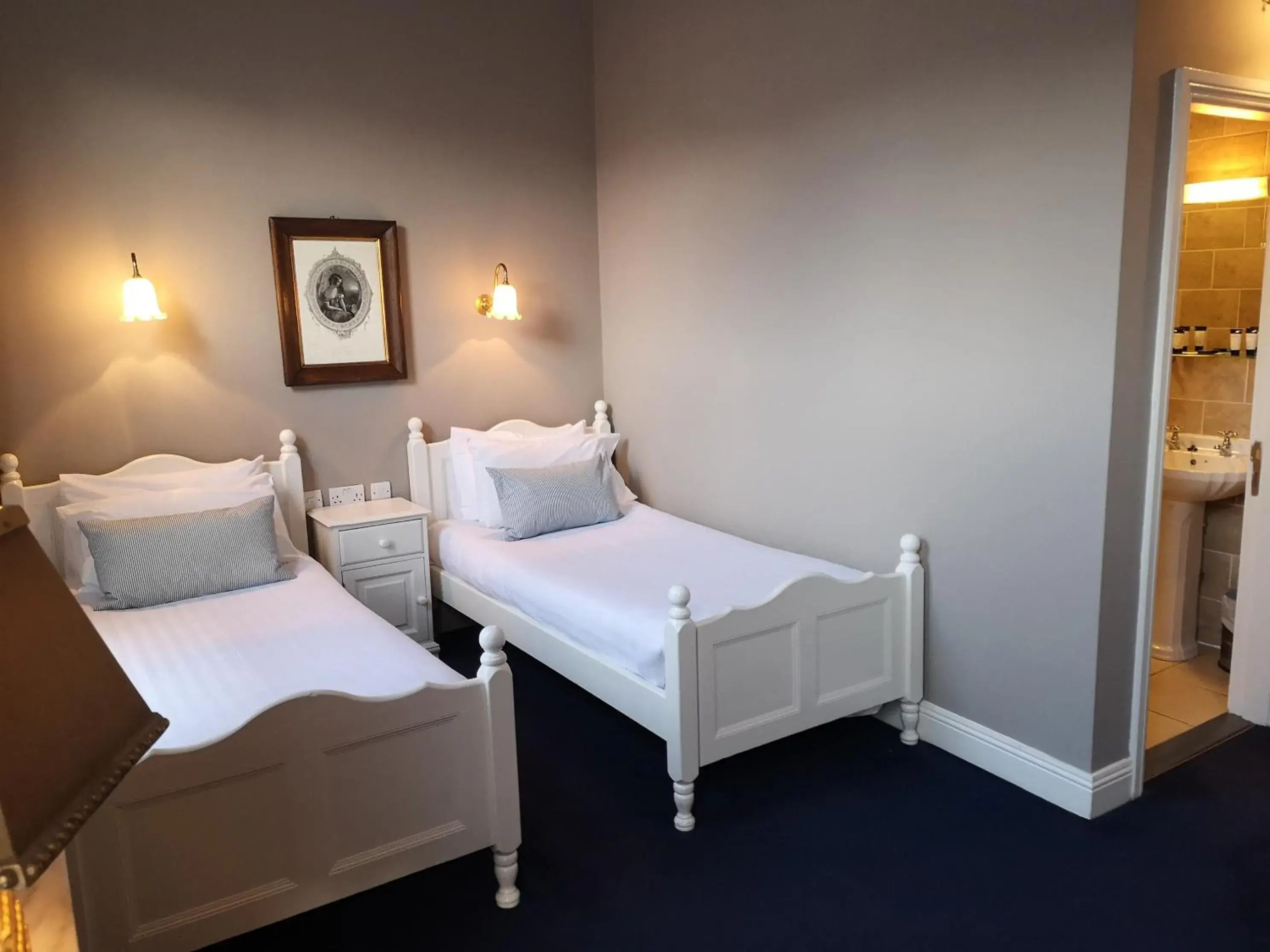 Twin Room in O'Neills Victorian Pub & Townhouse Twin Room in O'Neills Victorian Pub & Townhouse