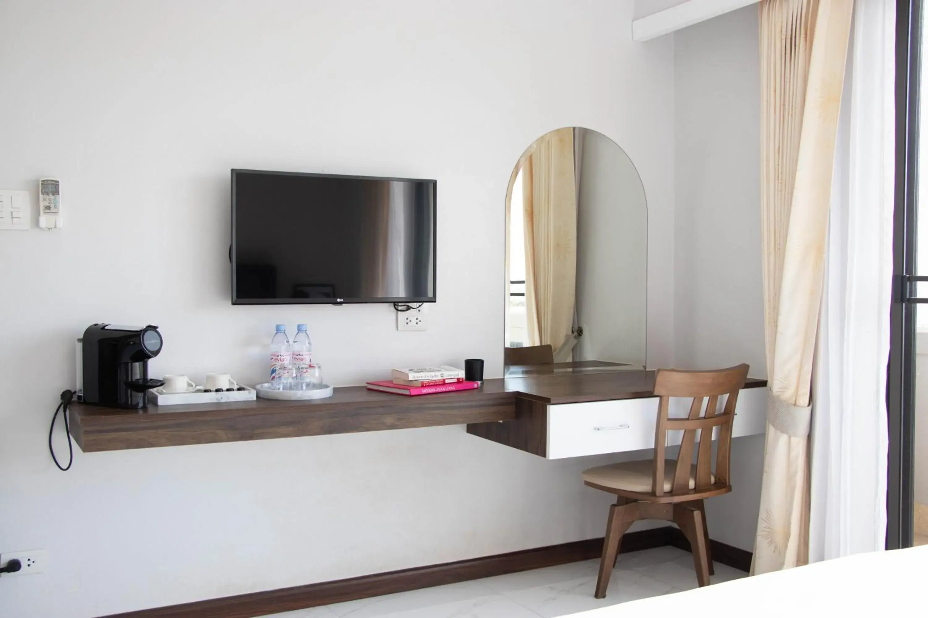 TV and multimedia, Bed in Urbanite Hotel TV and multimedia, Bed in Urbanite Hotel