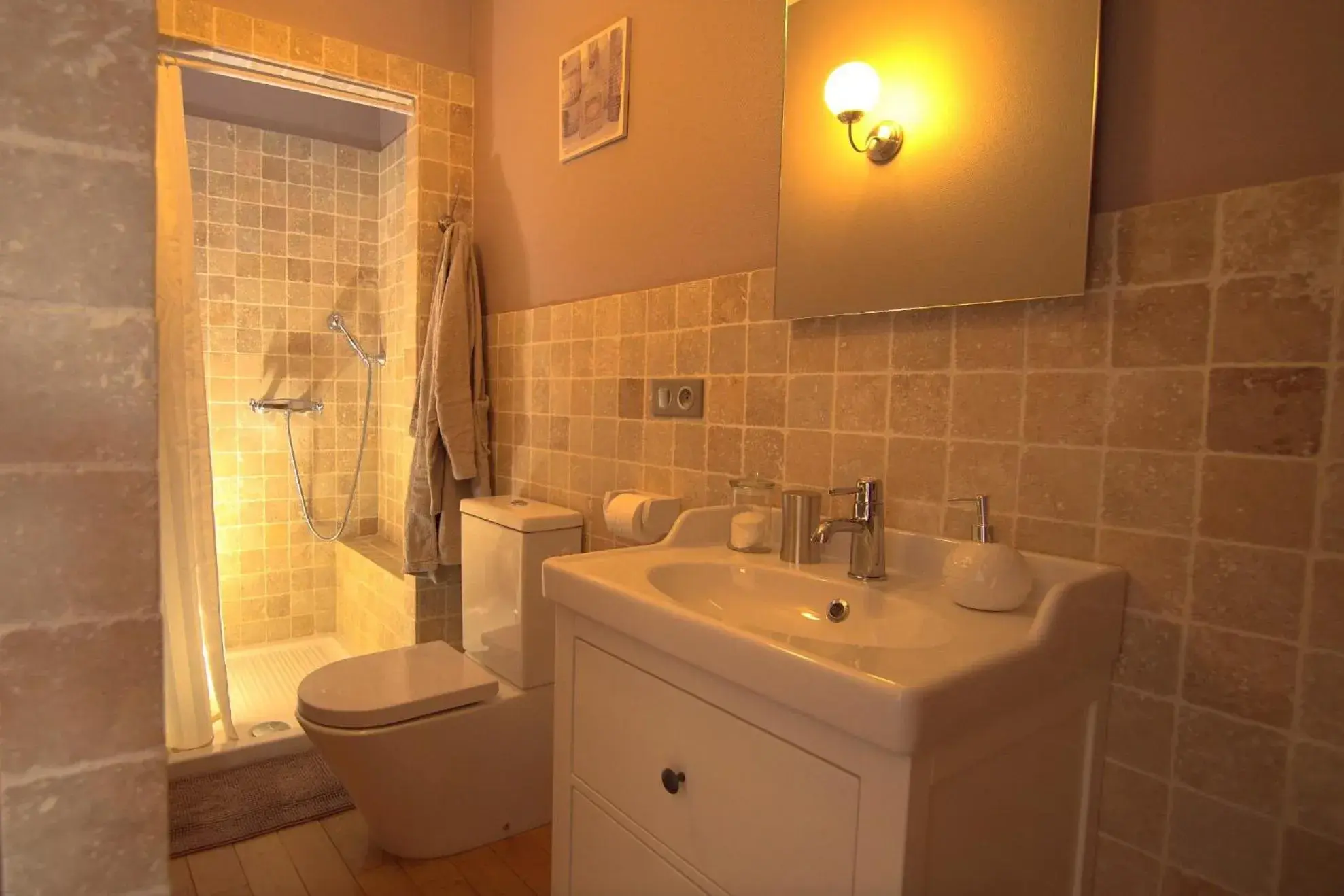 Double Room with Private Bathroom in L'Ancienne Cure Double Room with Private Bathroom in L'Ancienne Cure