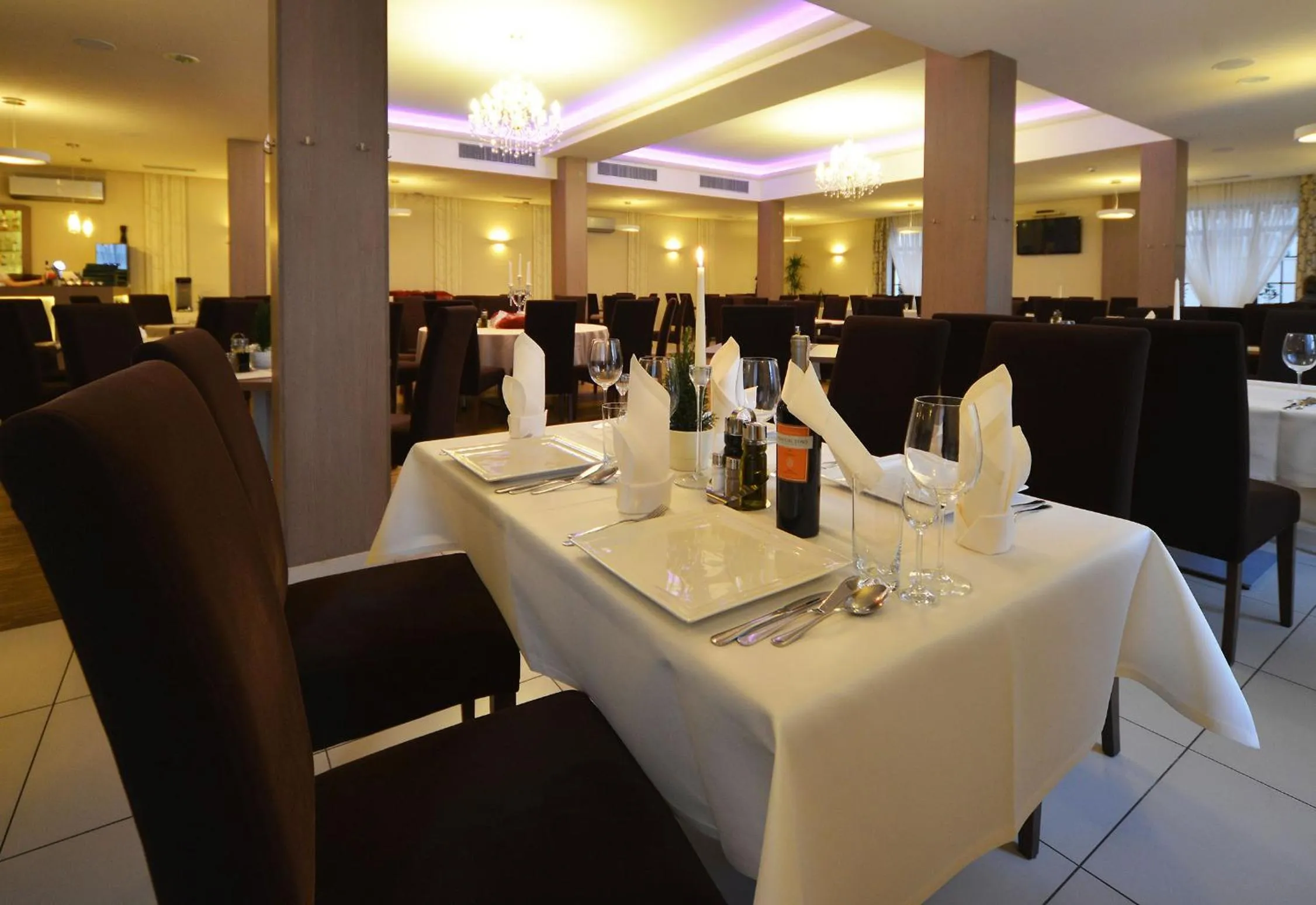 Restaurant/places to eat in Hotel Camelot