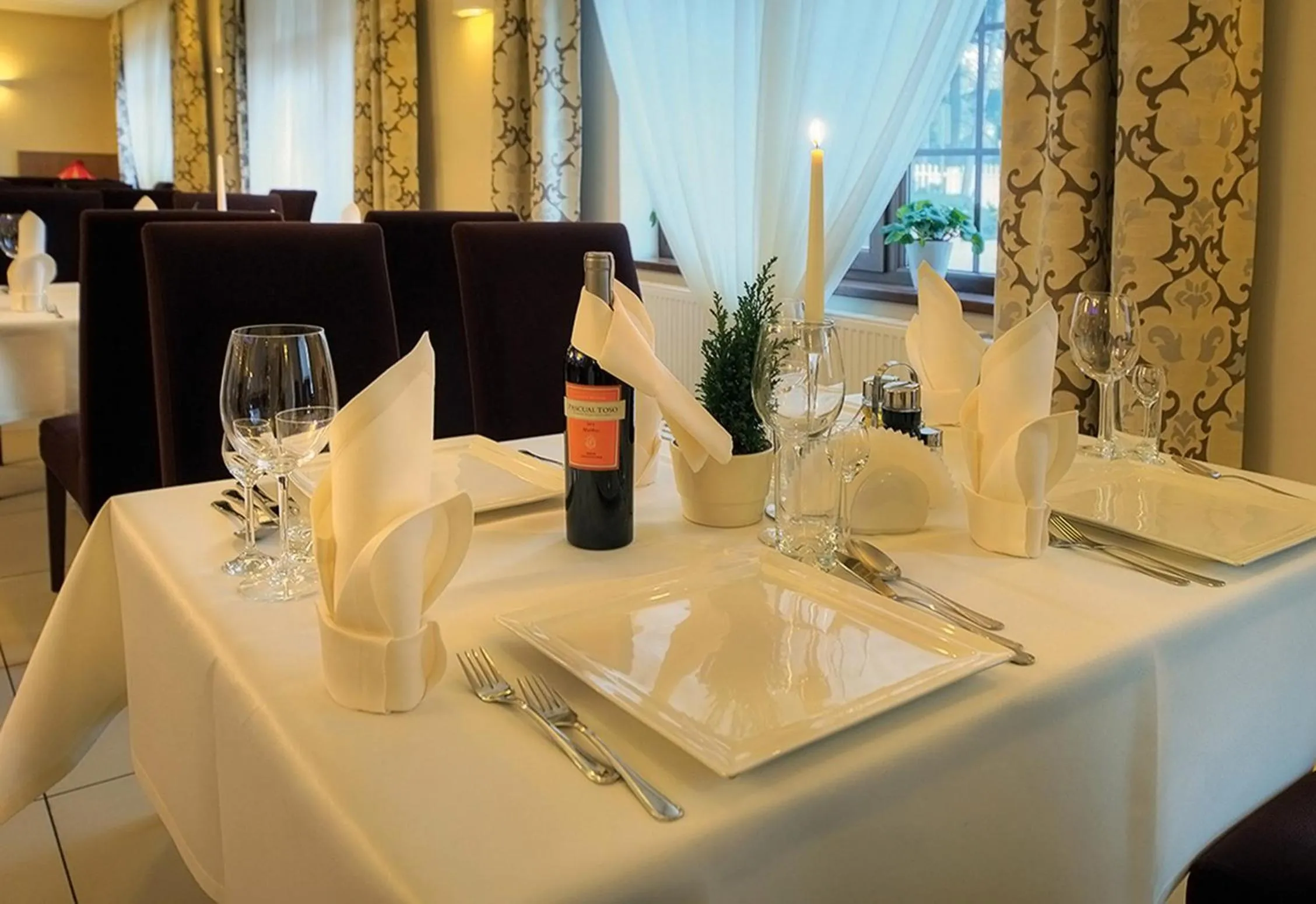 Restaurant/places to eat in Hotel Camelot