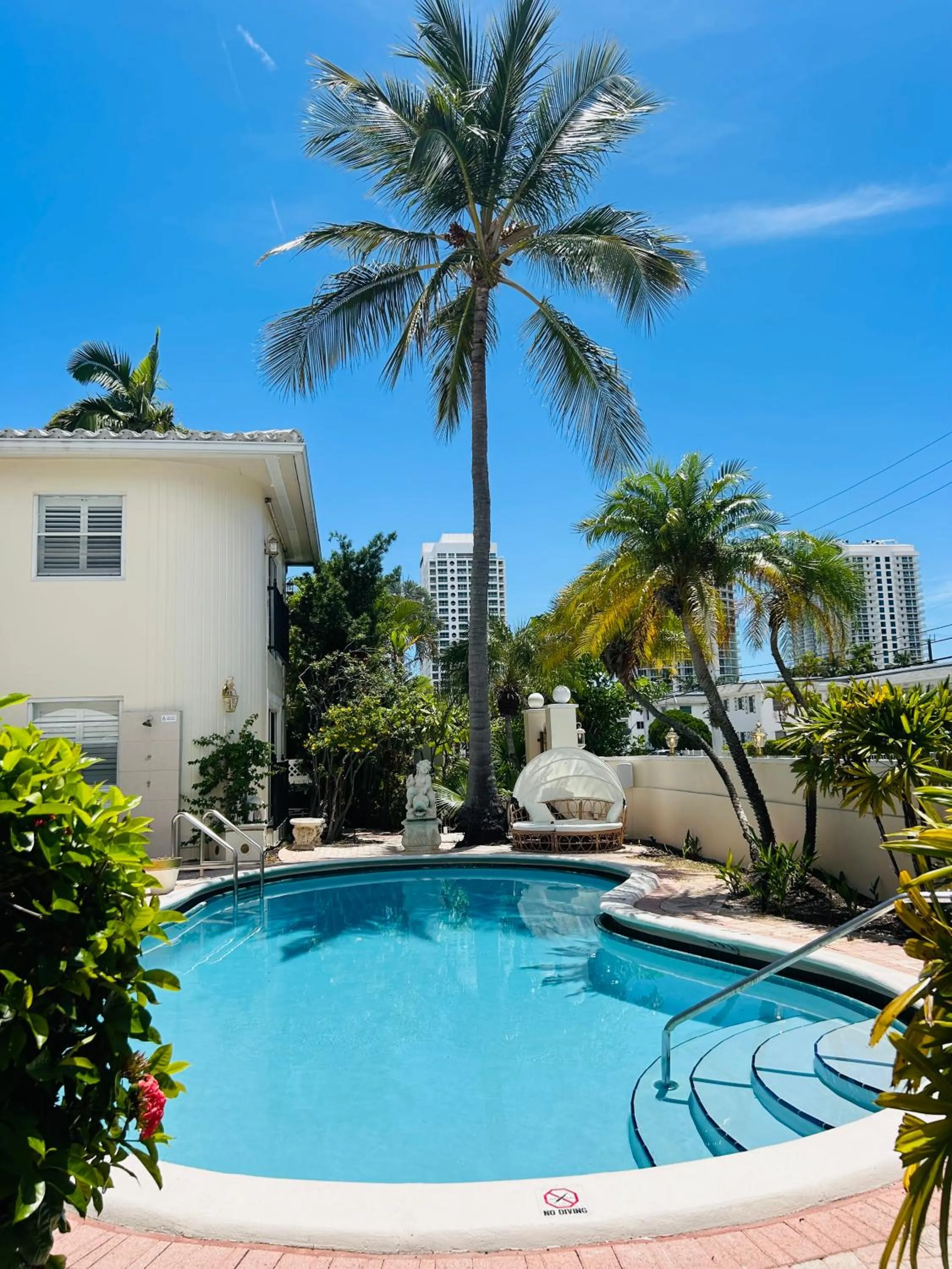 Day in La Casa Hotel