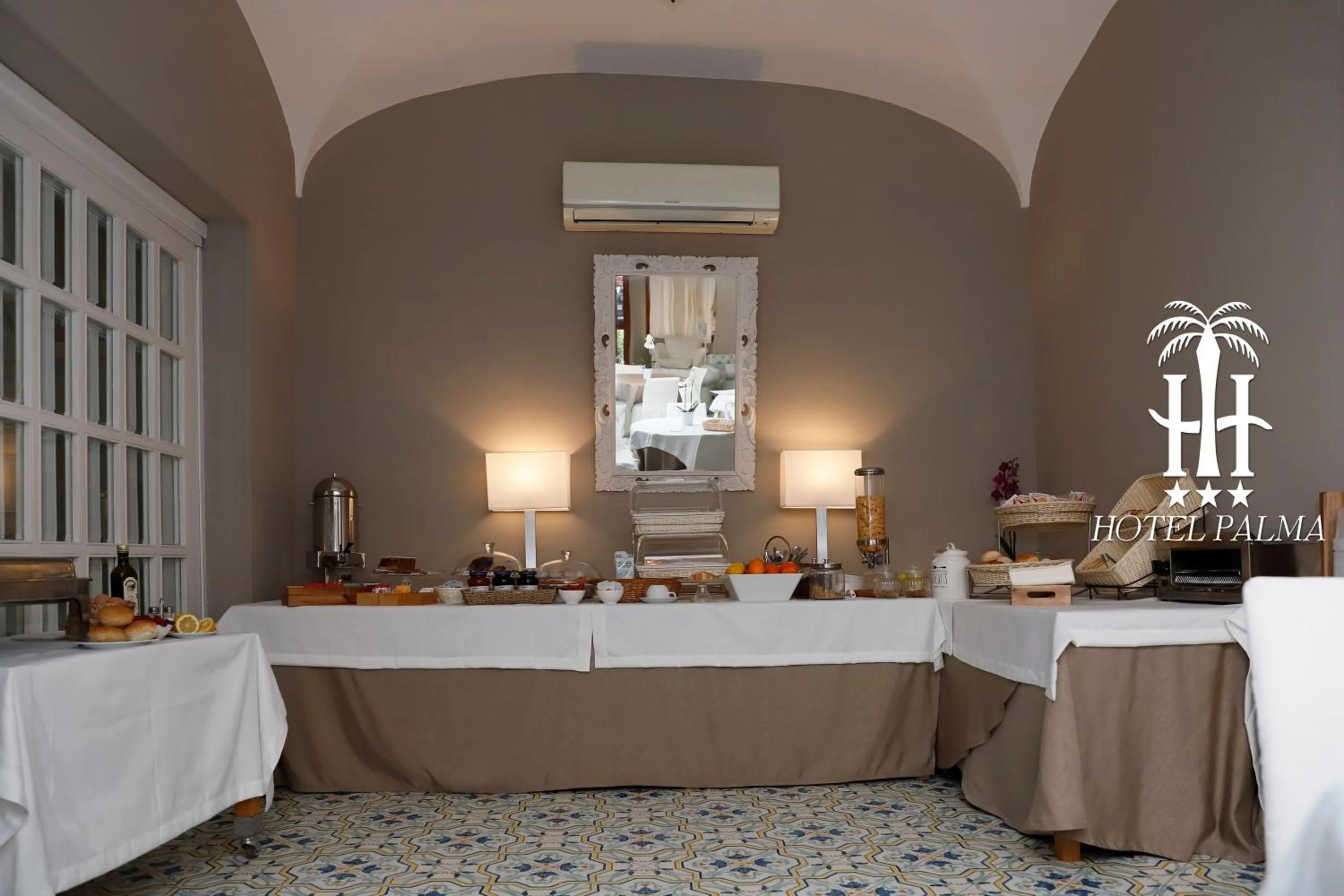 Restaurant/places to eat in Hotel Palma