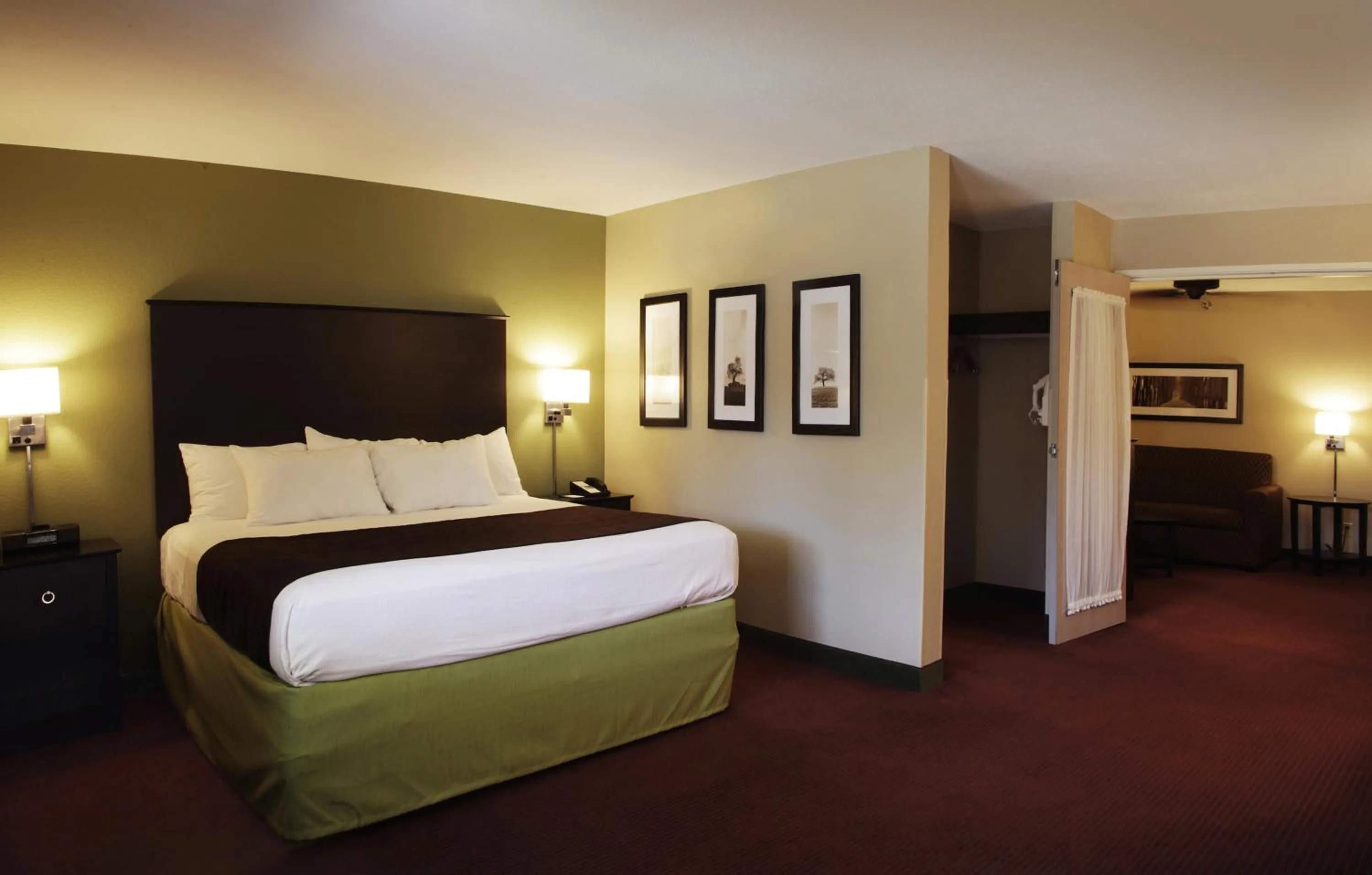 Photo of the whole room, Bed in AmericInn by Wyndham Okoboji
