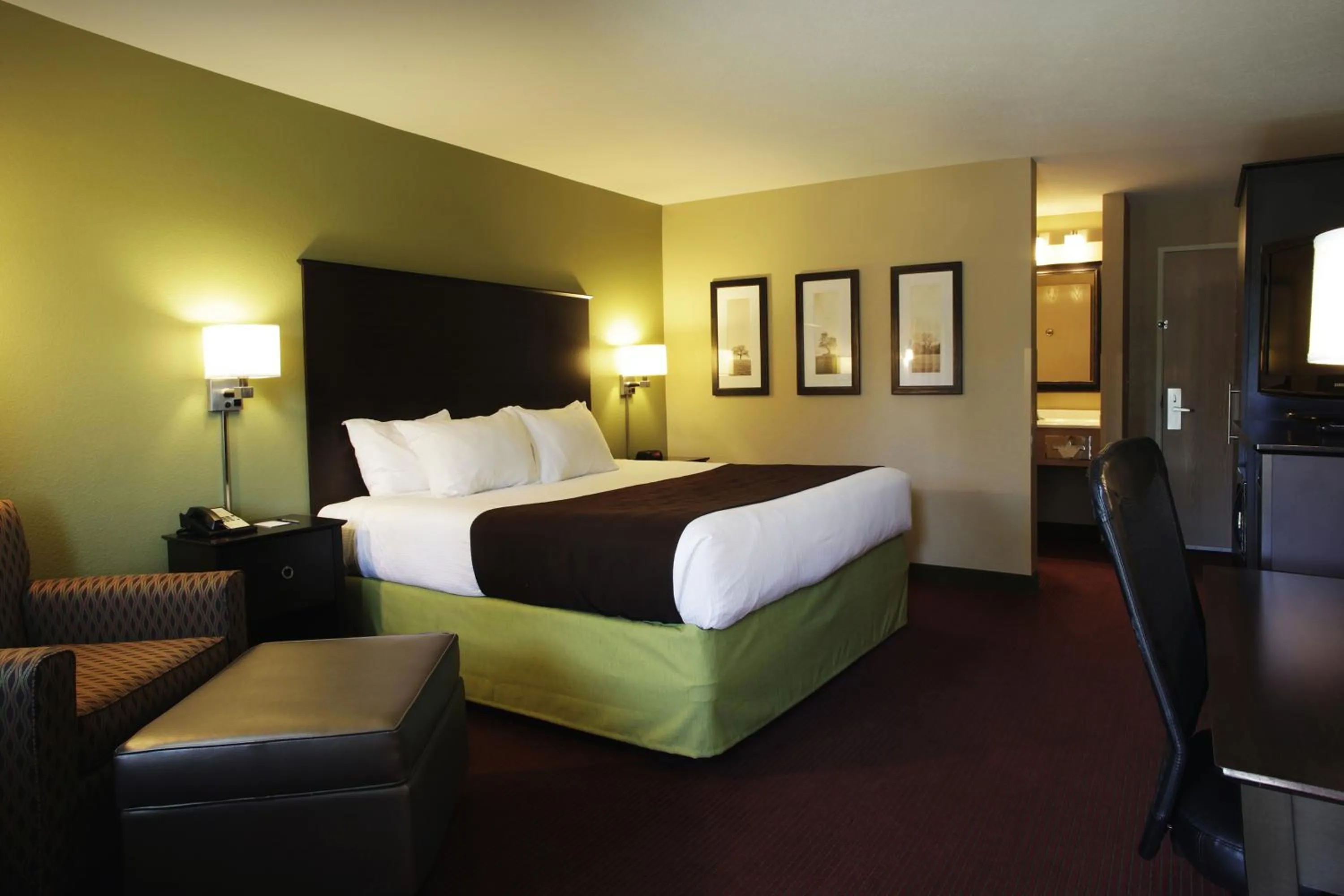 Photo of the whole room, Bed in AmericInn by Wyndham Okoboji