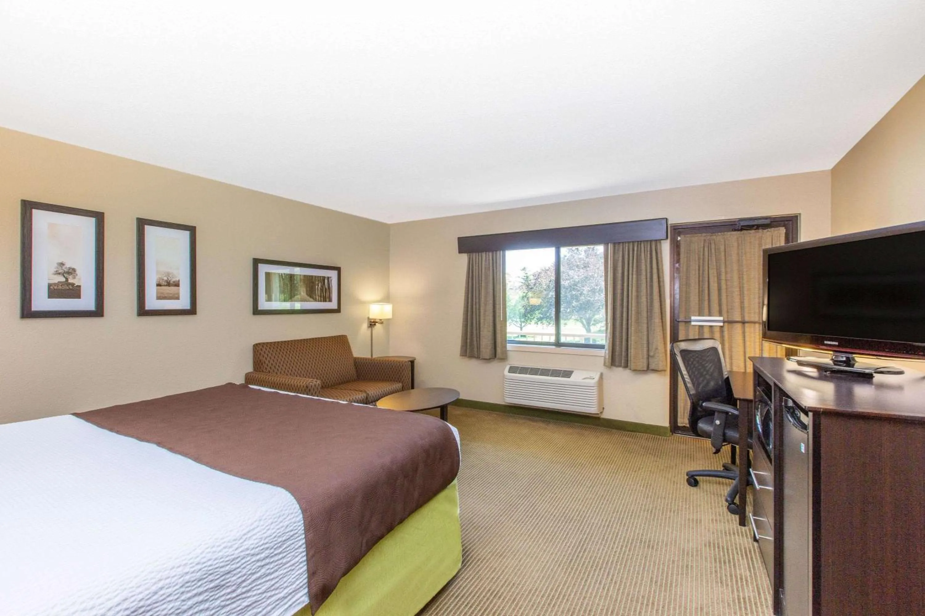 Photo of the whole room, Bed in AmericInn by Wyndham Okoboji