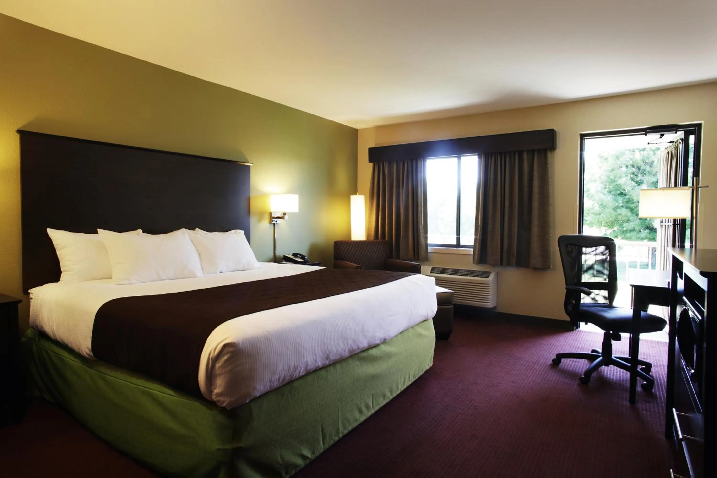 Balcony/Terrace, Bed in AmericInn by Wyndham Okoboji