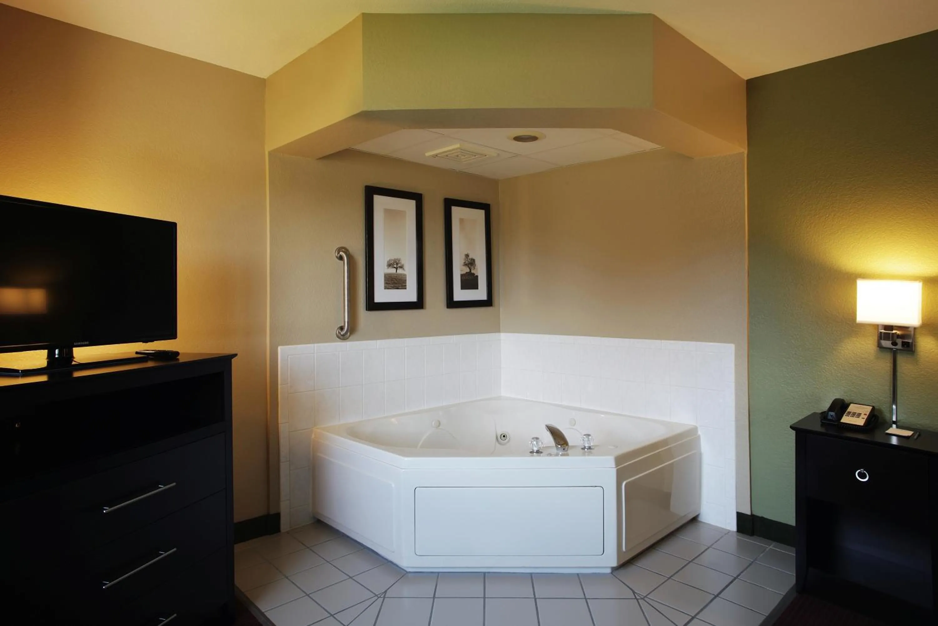 Other, Bed in AmericInn by Wyndham Okoboji