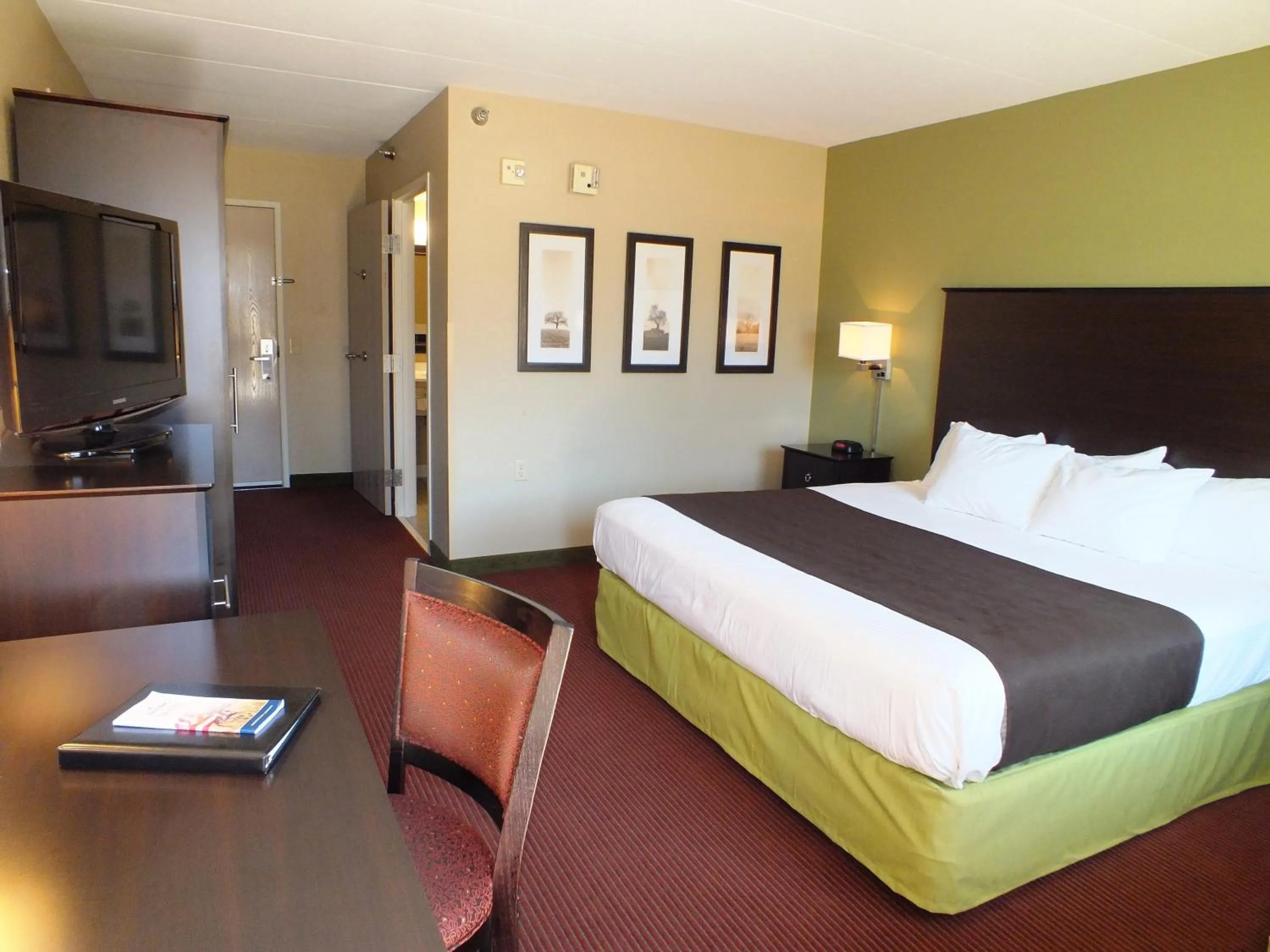 Photo of the whole room, Bed in AmericInn by Wyndham Okoboji